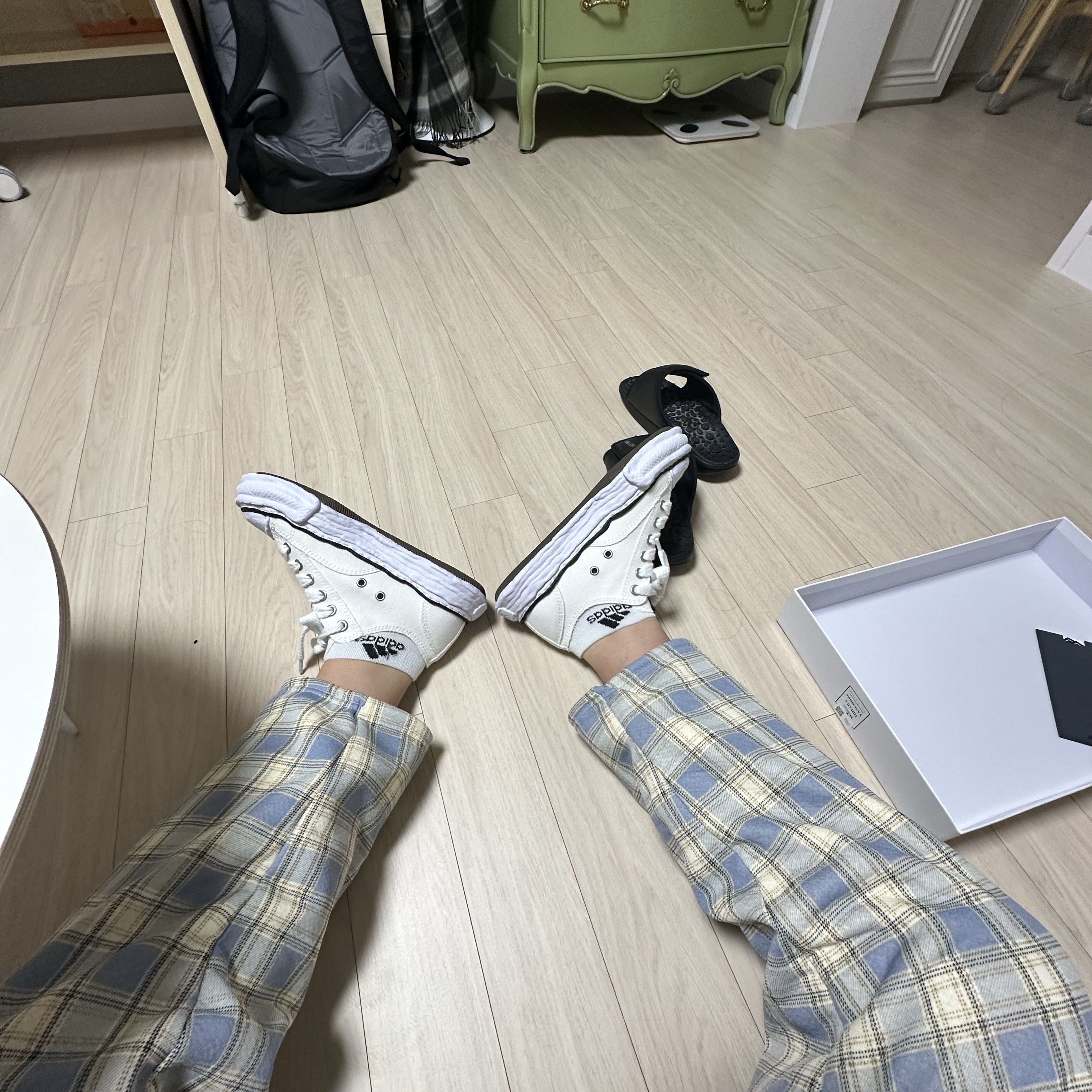 Maison Mihara Yasuhiro Peterson23 OG Sole Canvas Low-top Sneakers White 착용 스타일 - 3
