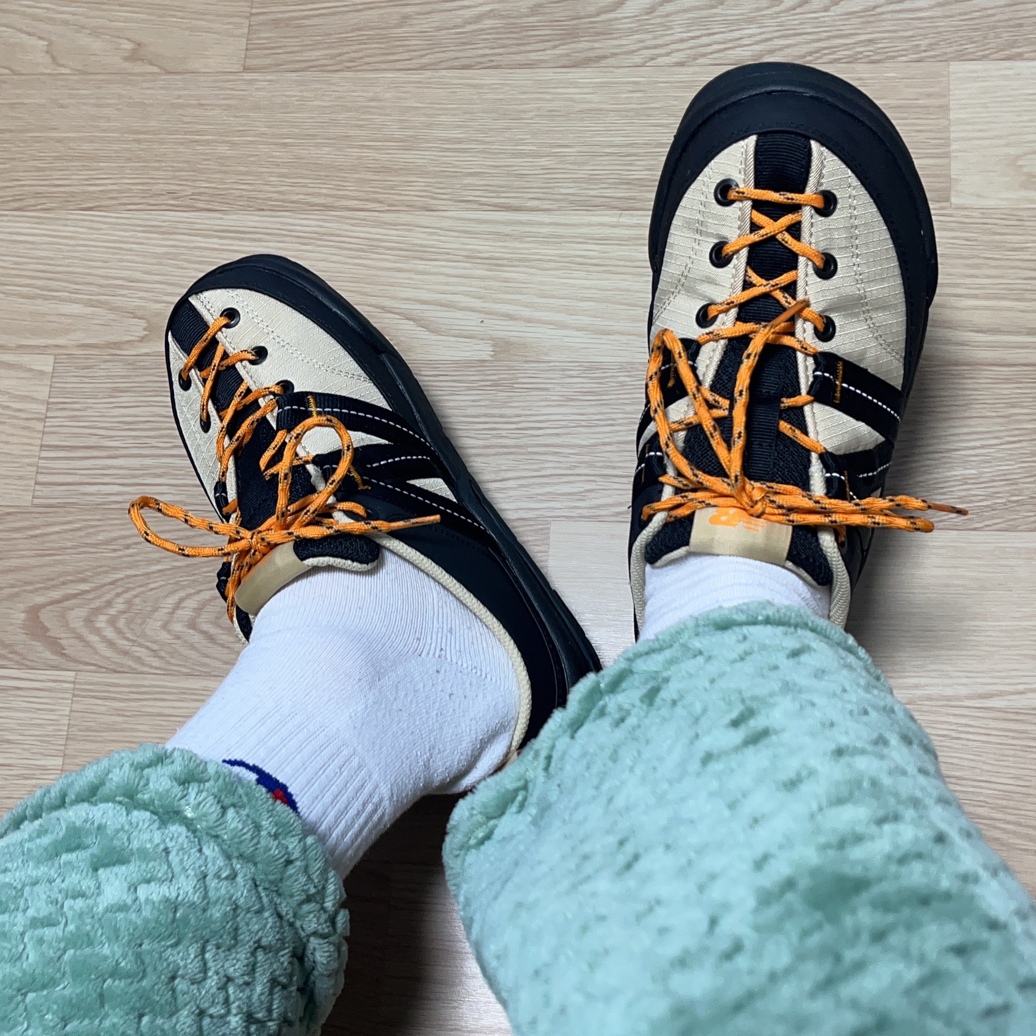 New Balance CRV Mule V2 Yellow 착용 스타일