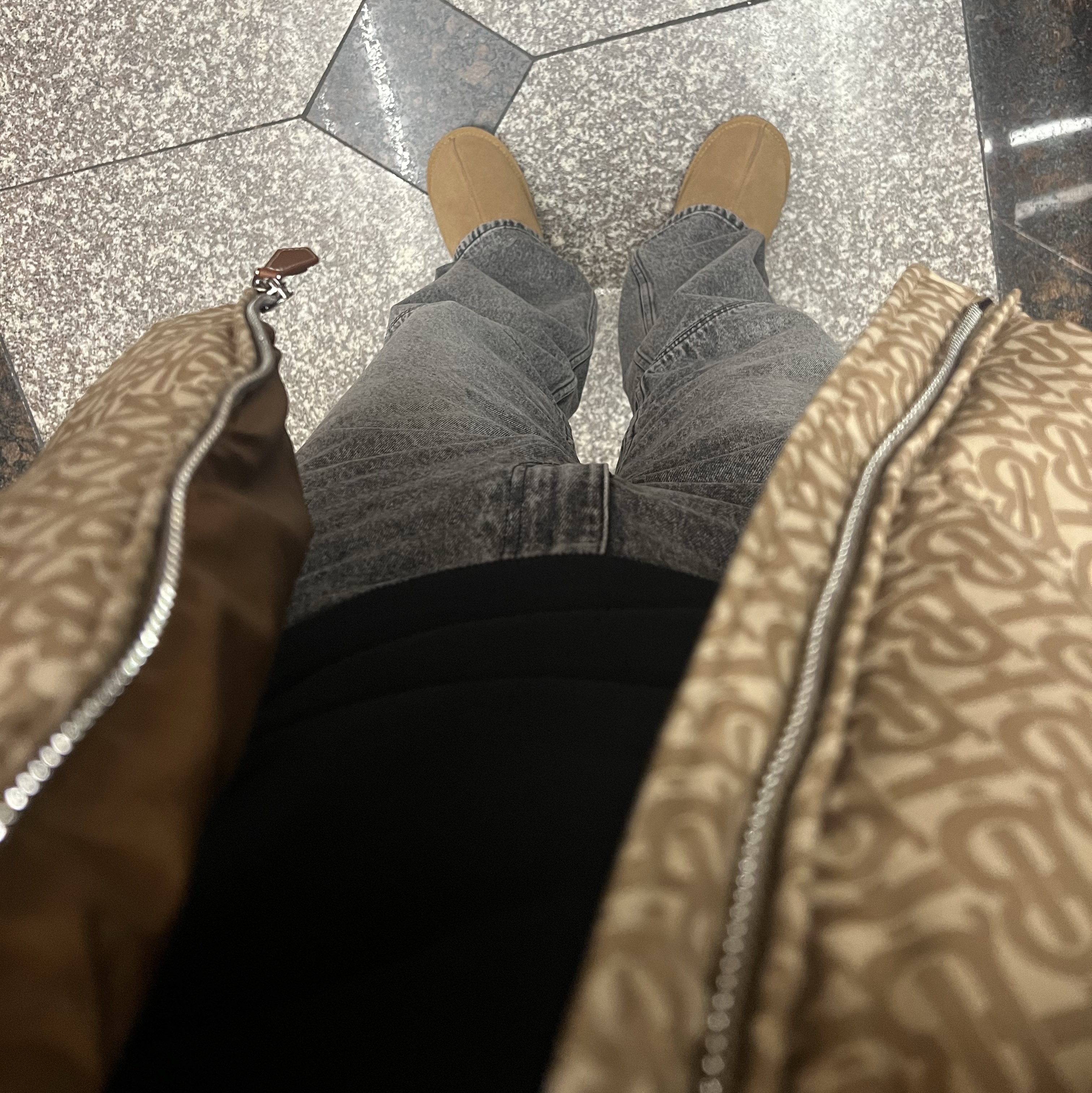 Burberry Monogram Jacquard Puffer Jacket Soft Fawn, UGG Classic Slip-On Chestnut 착용 스타일