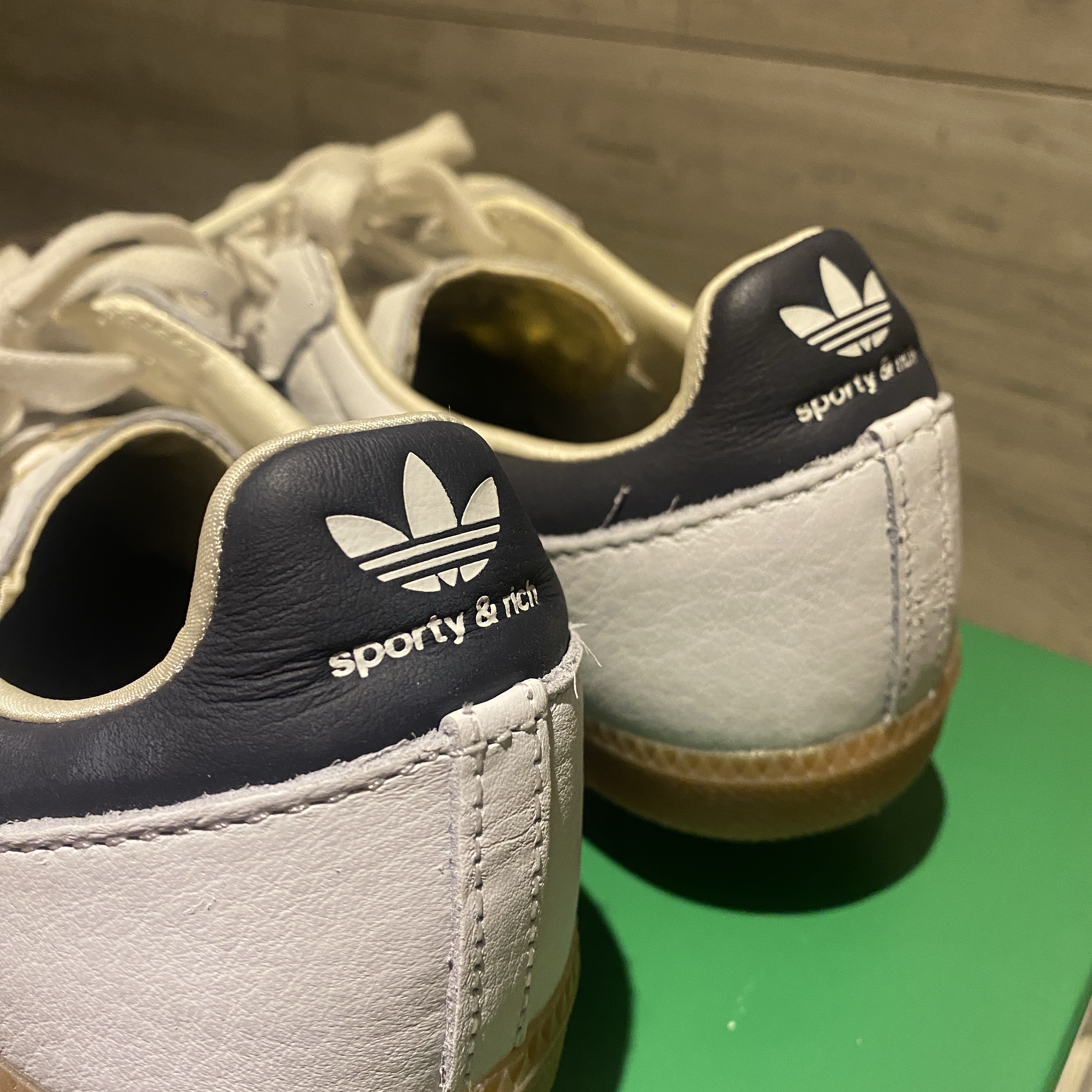 Adidas x Sporty & Rich Samba Cloud White Legend Ink 착용 스타일 - 3