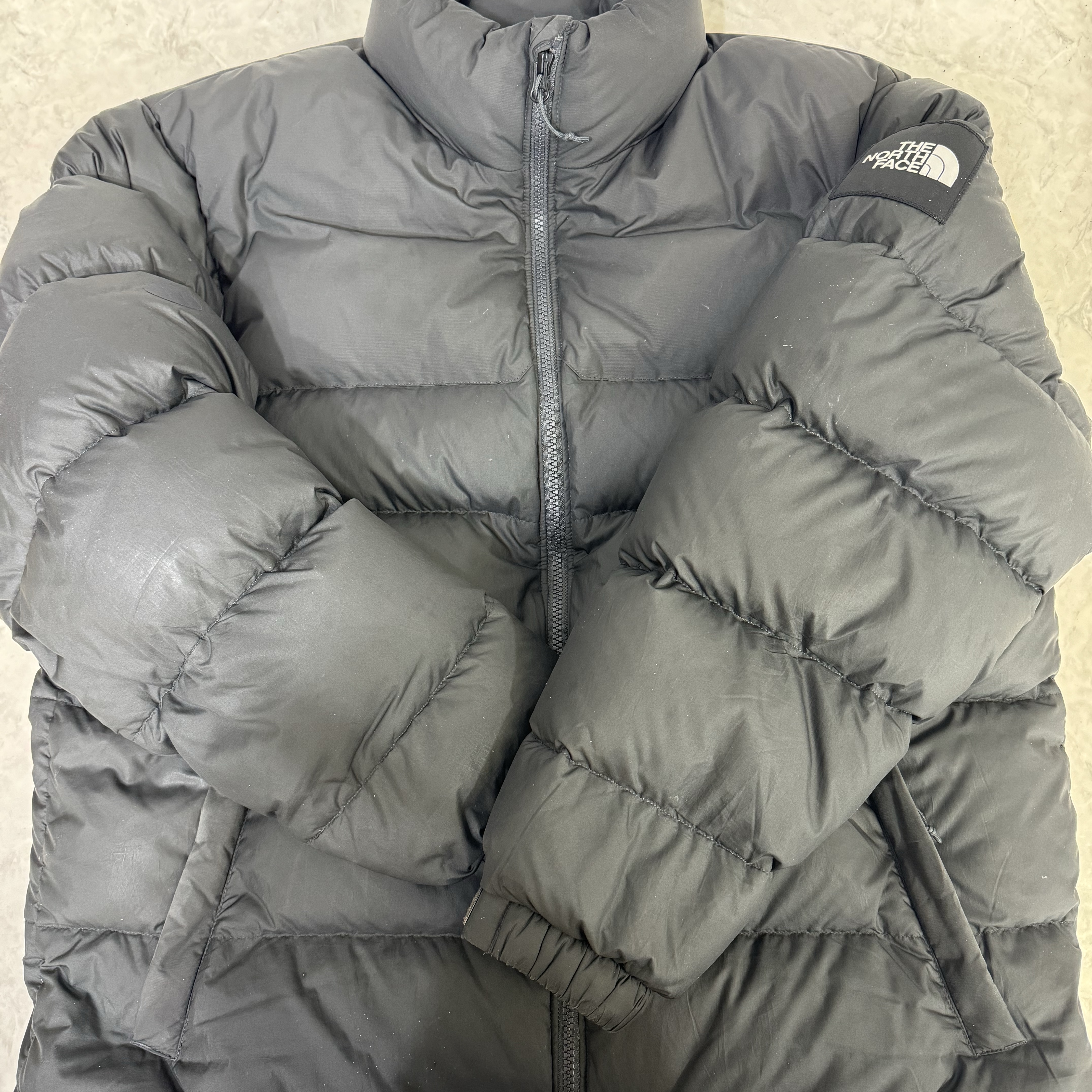 The North Face 1992 Nuptse Jacket Charcoal 착용 스타일 - 1