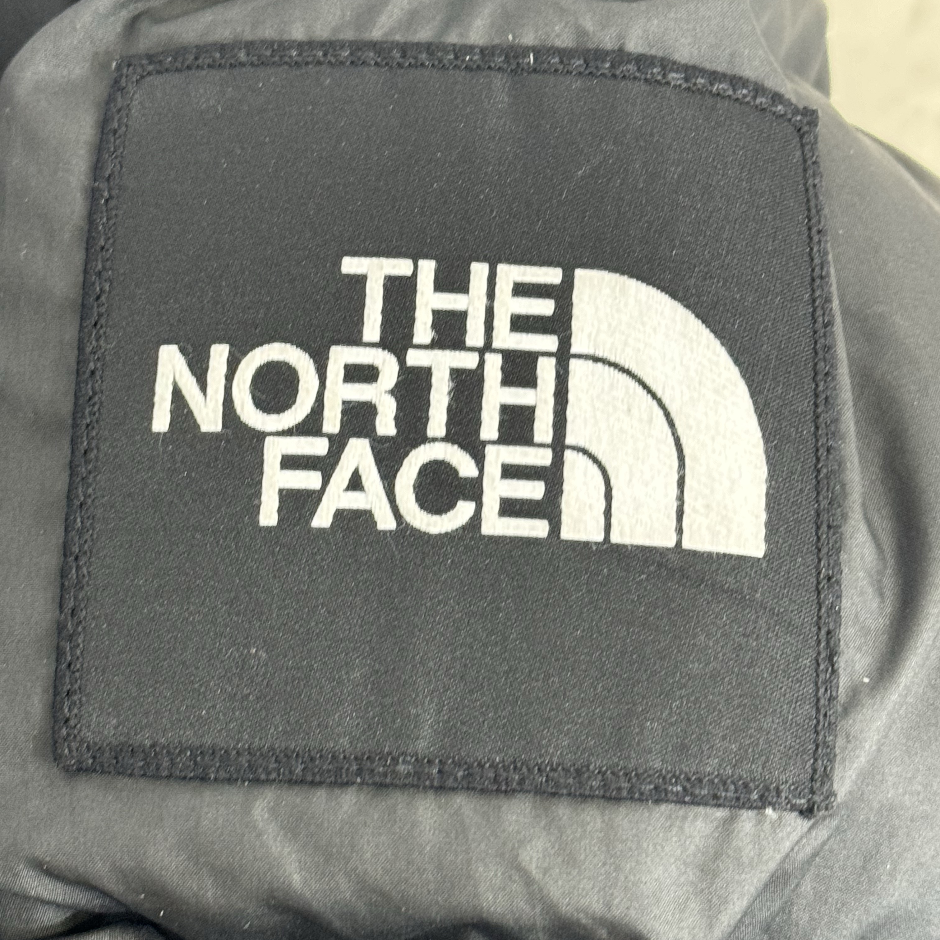The North Face 1992 Nuptse Jacket Charcoal 착용 스타일 - 2