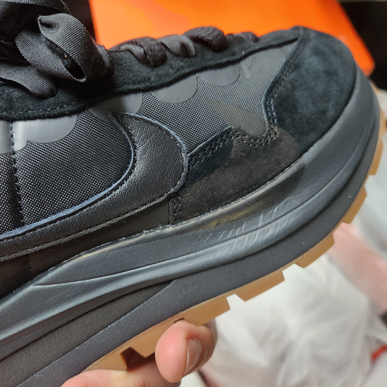 Nike x Sacai VaporWaffle Black and Gum 착용 스타일 - 5