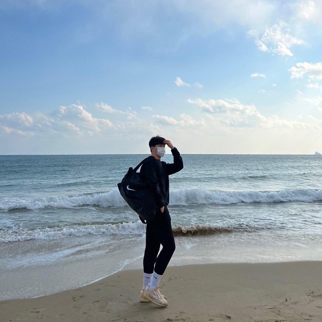 Adidas Yeezy Boost 350 V2 MX Oat, Stone Island 64450 Long Sleeve Crewneck Sweatshirt Black - 21FW 착용 스타일