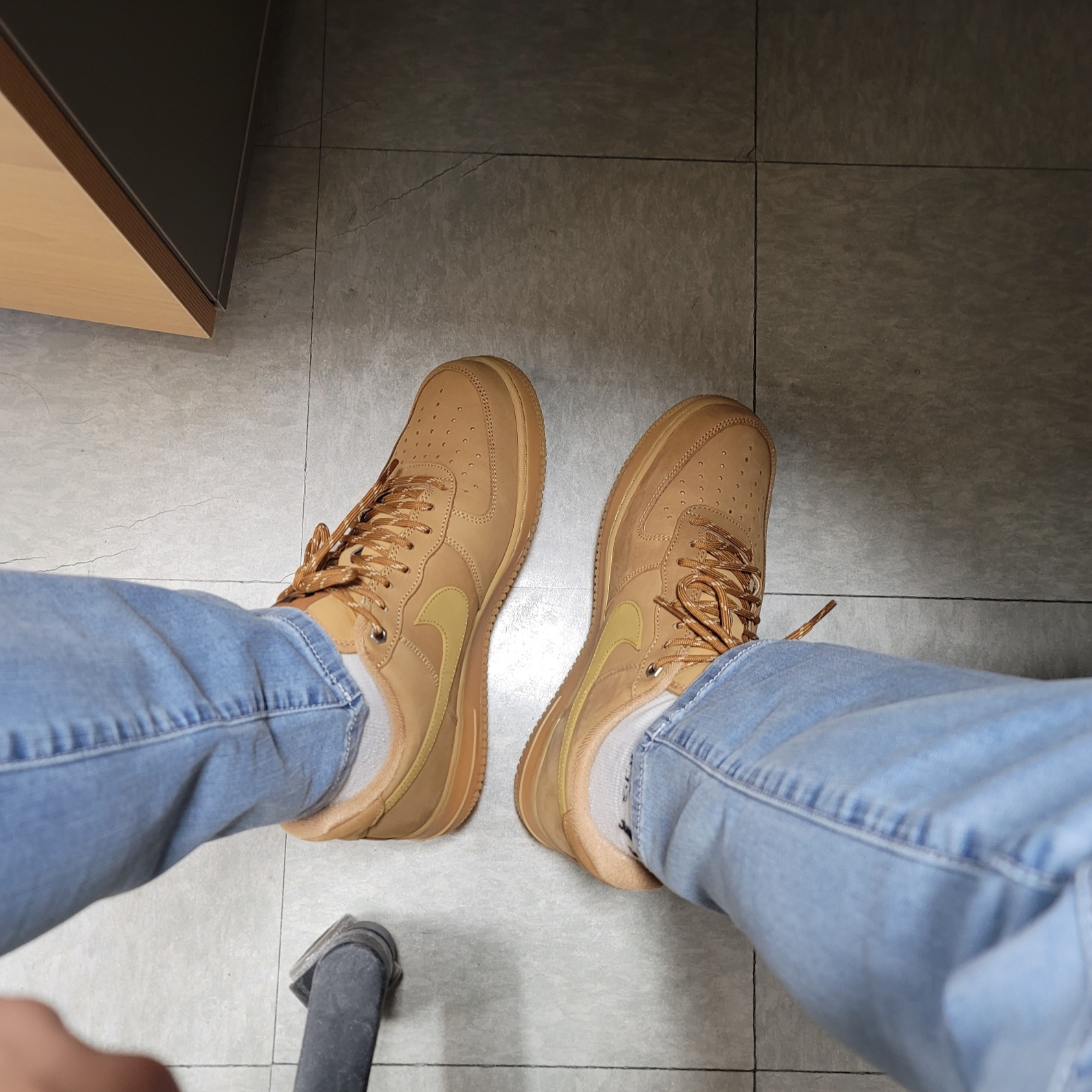 Nike Air Force 1 '07 WB Flax, Adidas Gazelle Dark Green Cream White 착용 스타일