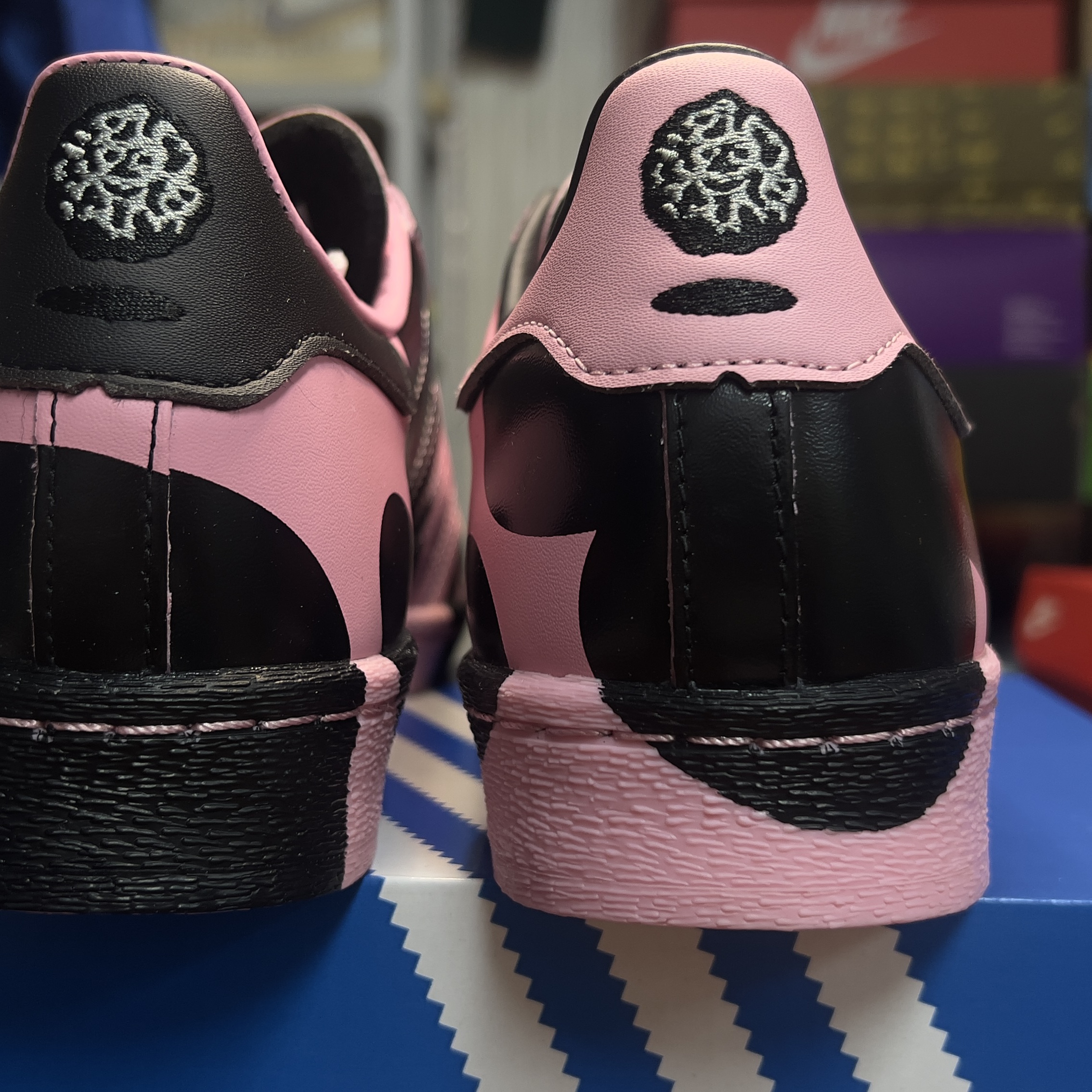 Adidas x Face Superstar 82 Light Pink Core Black 착용 스타일 - 2
