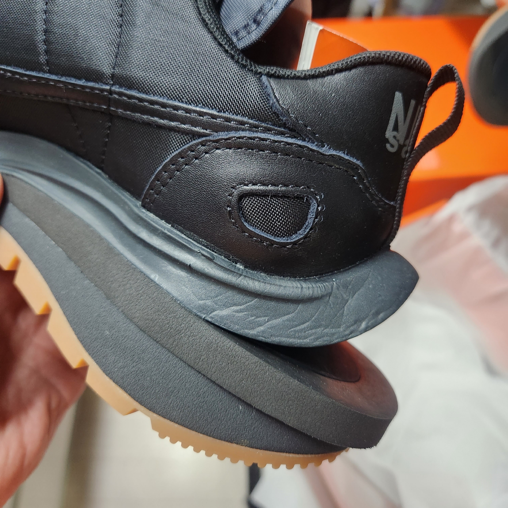 Nike x Sacai VaporWaffle Black and Gum 착용 스타일 - 6