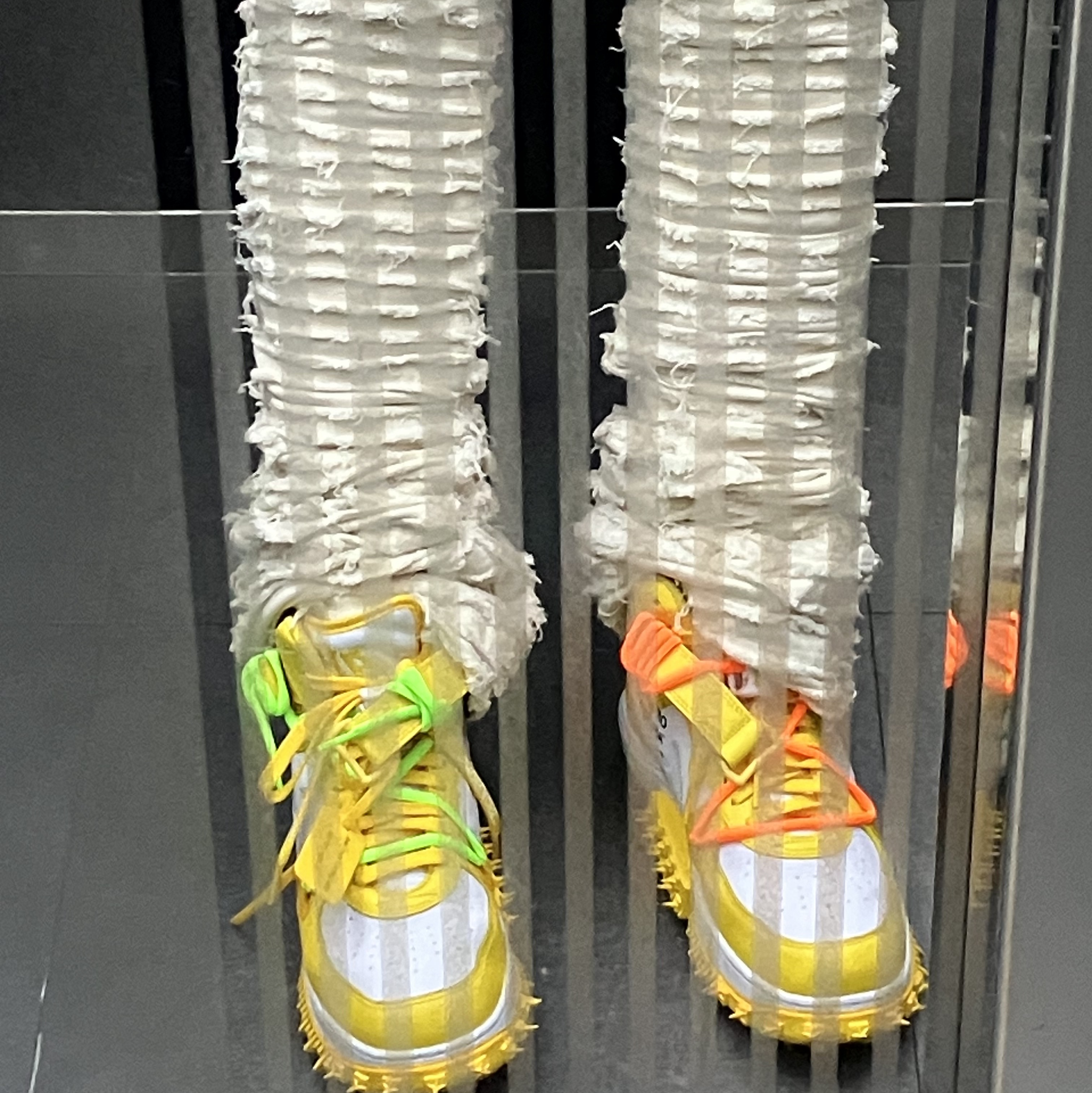Nike x Off-White Air Force 1 Mid SP Leather Varsity Maize 착용 스타일 - 2