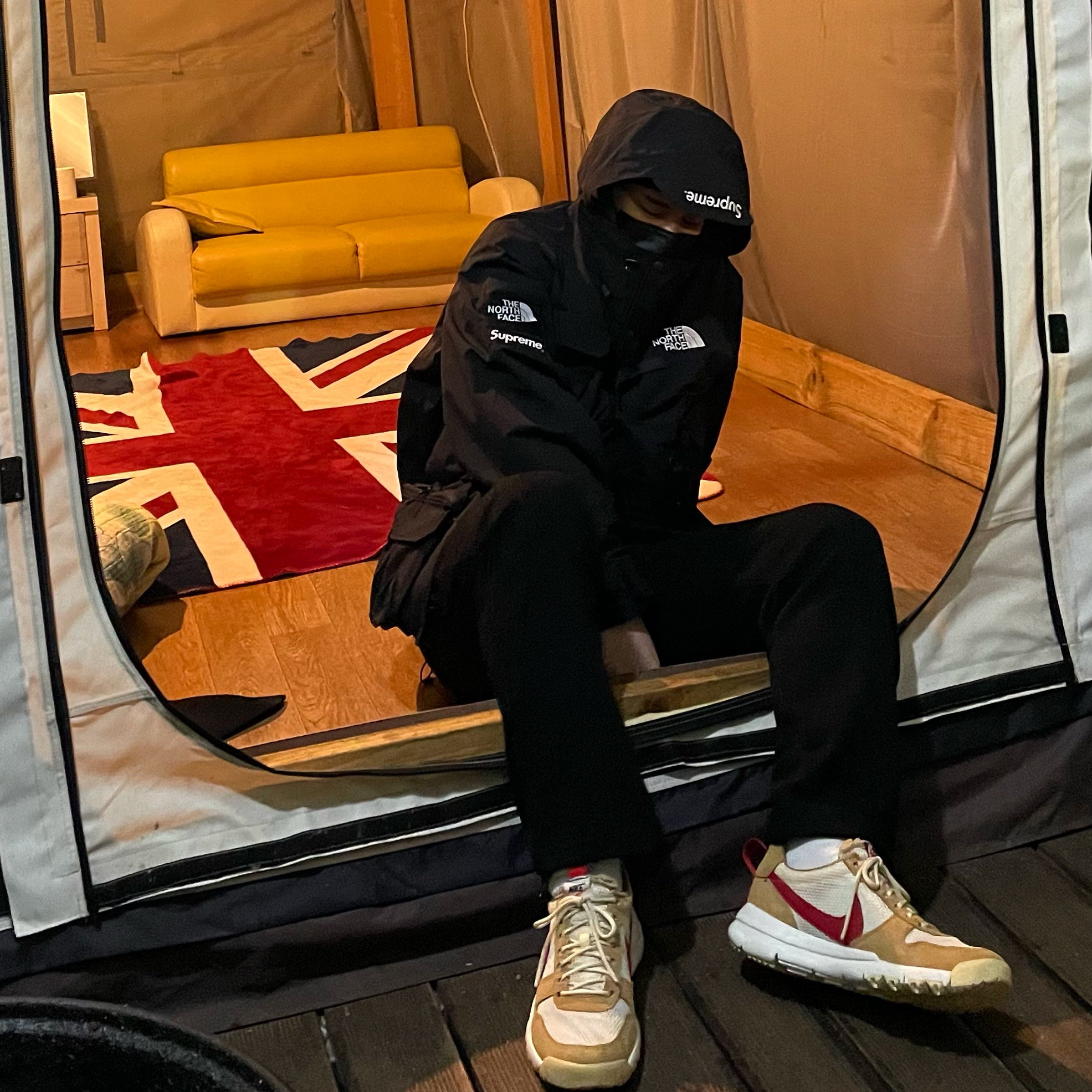 Supreme x The North Face Cargo Jacket Black - 20SS, Nike x Tom Sachs Mars Yard Shoe 2.0 Space Camp 착용 스타일
