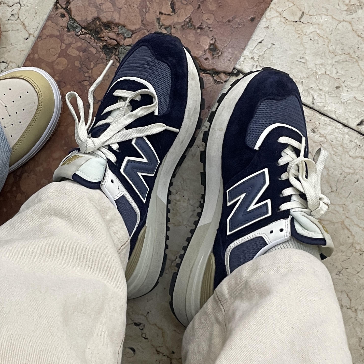 New Balance 574 Legacy Navy 착용 스타일