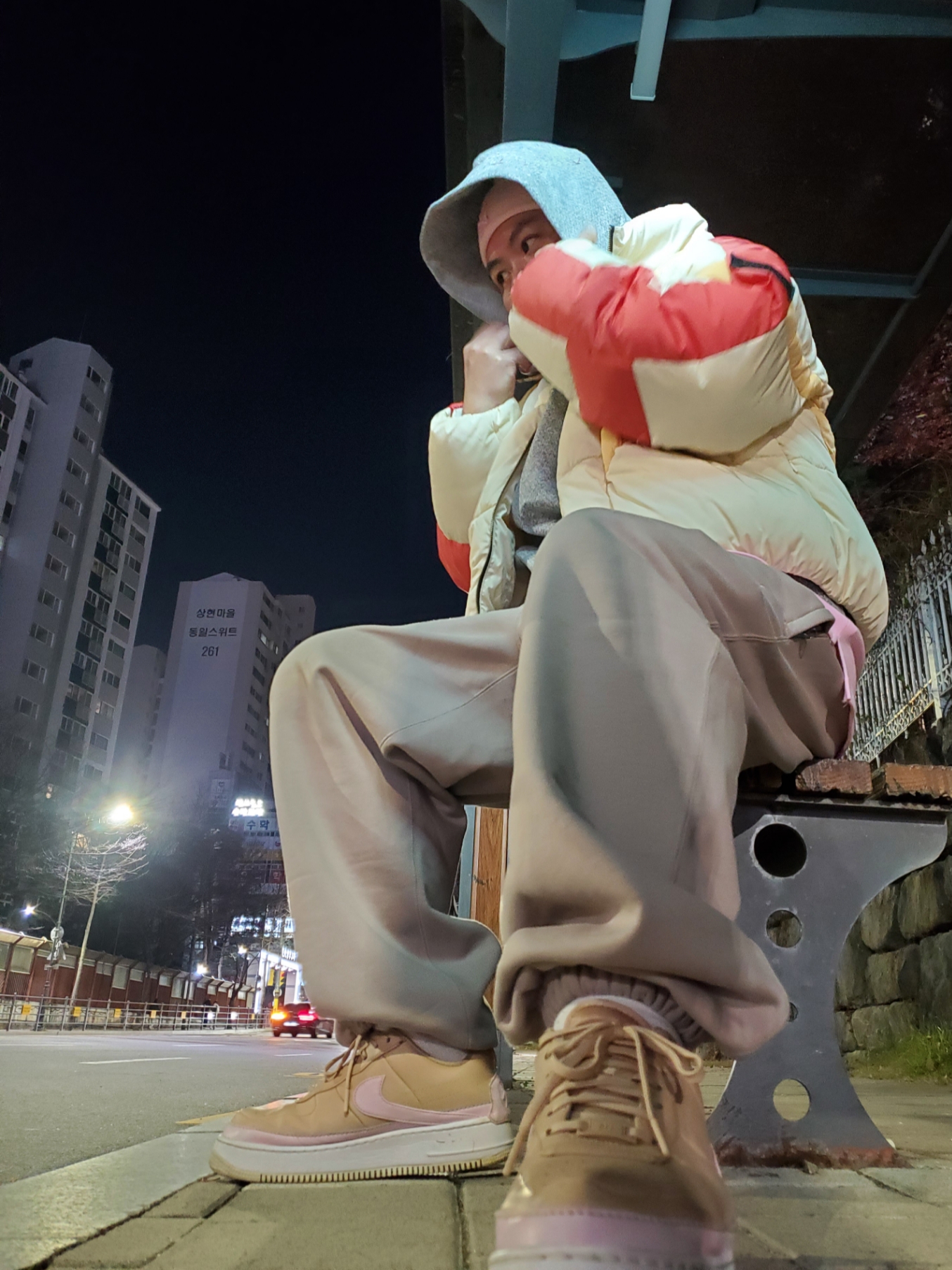 (W) Nike Air Force 1 Jester XX Bio Beige Pink Force, (W) Nike NRG Solo Swoosh Fleece Pants Malt - US/EU 착용 스타일 - 4
