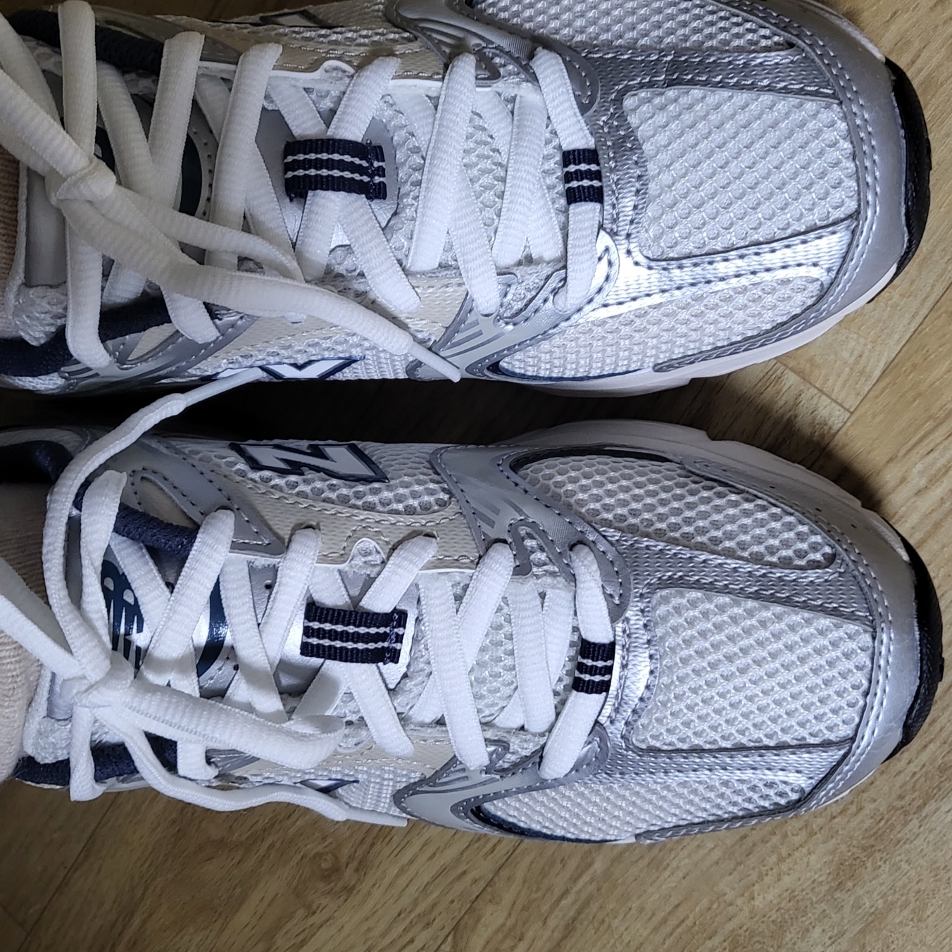 New Balance 530 Steel Grey 착용 스타일 - 4