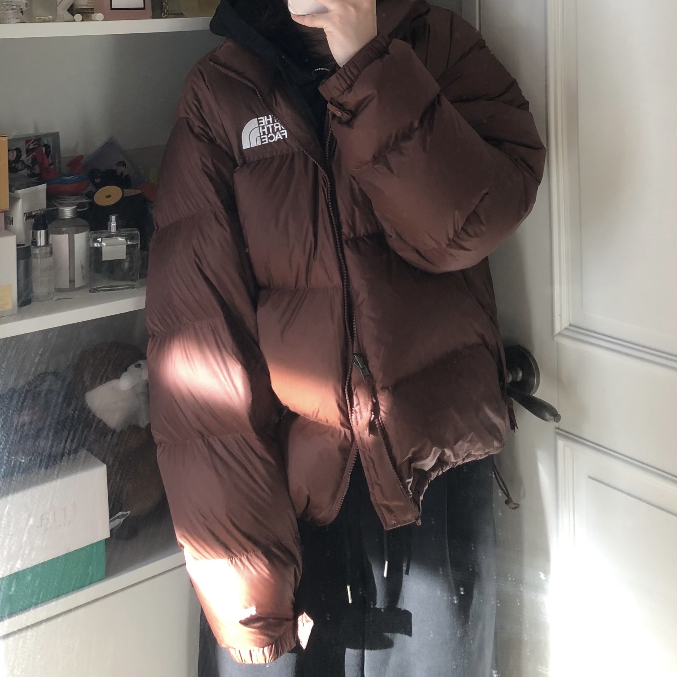 The North Face 1996 Retro Nuptse Jacket Dark Oak 착용 스타일 - 3