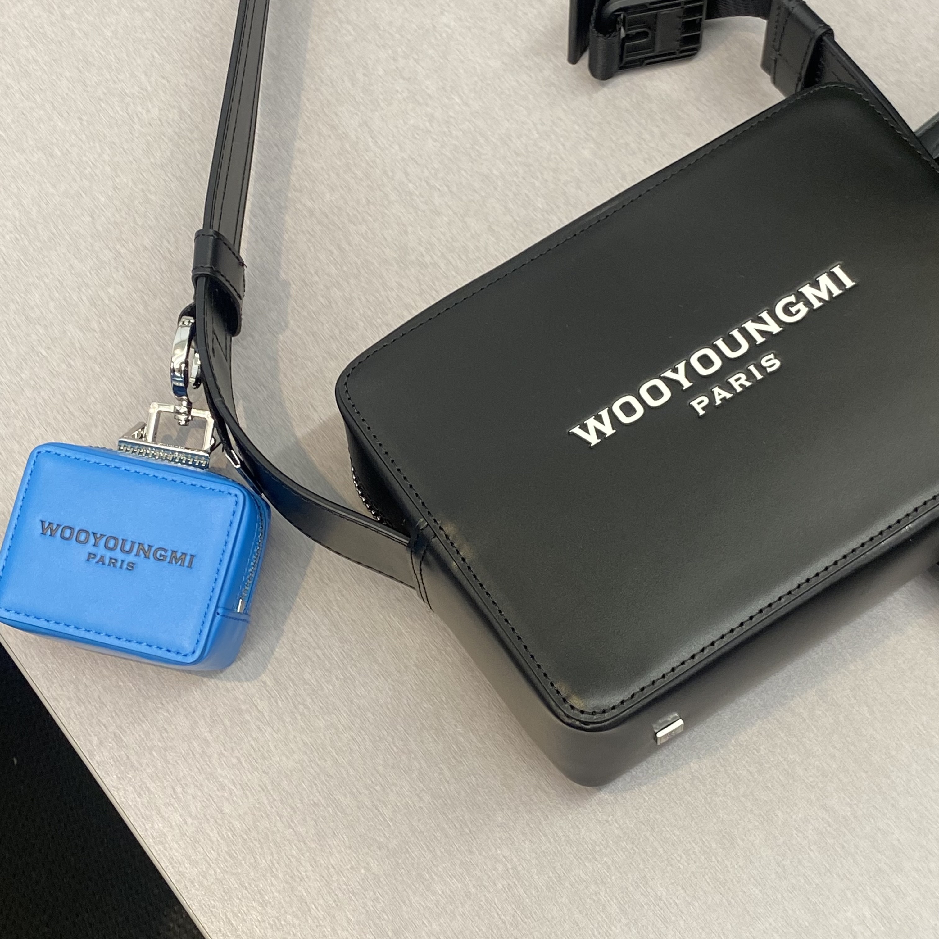 Wooyoungmi Square Mini Bag Black 착용 스타일 - 3
