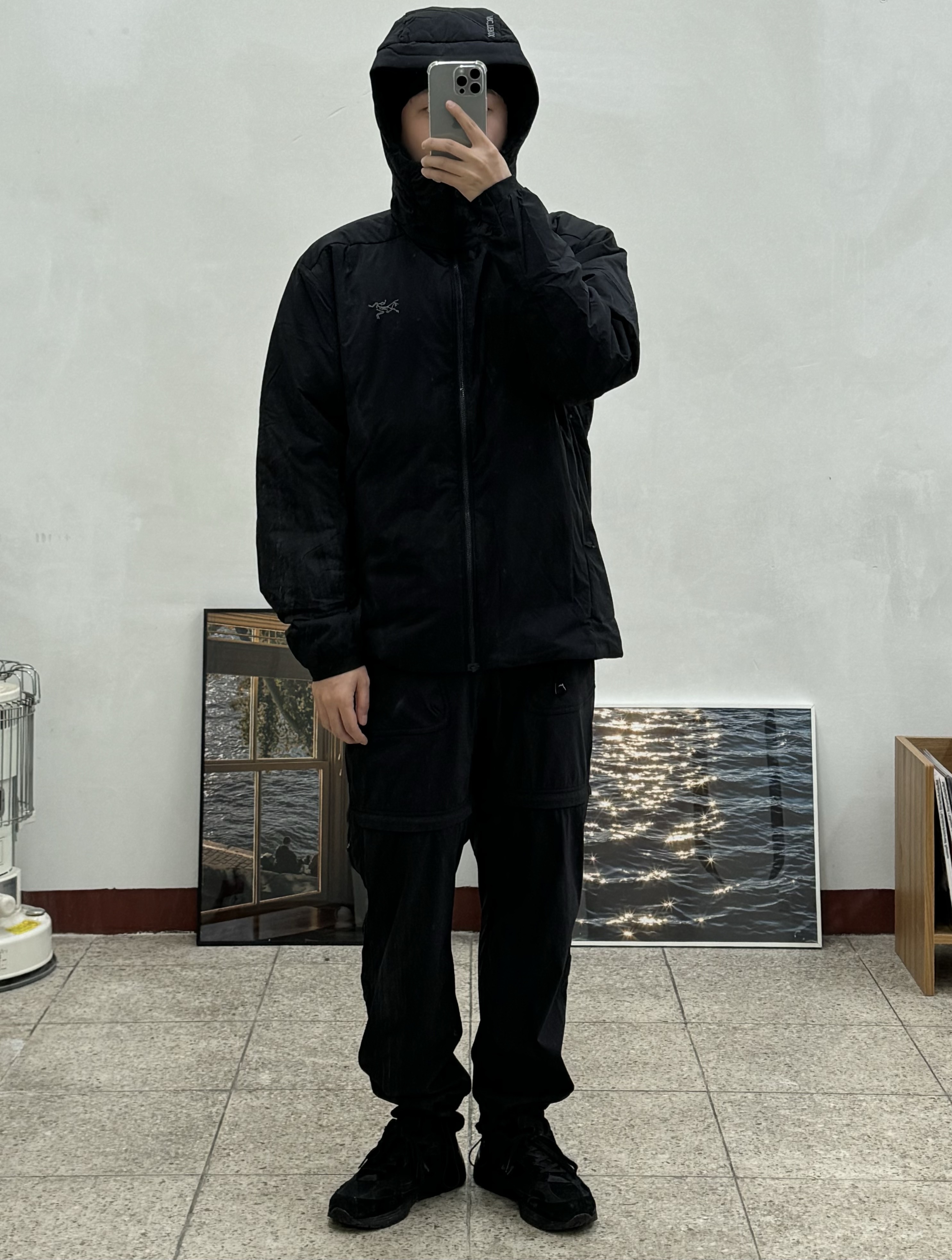 Arc'teryx Atom Heavyweight Hoody Black, New Balance 992 Made in USA Triple Black 착용 스타일 - 2