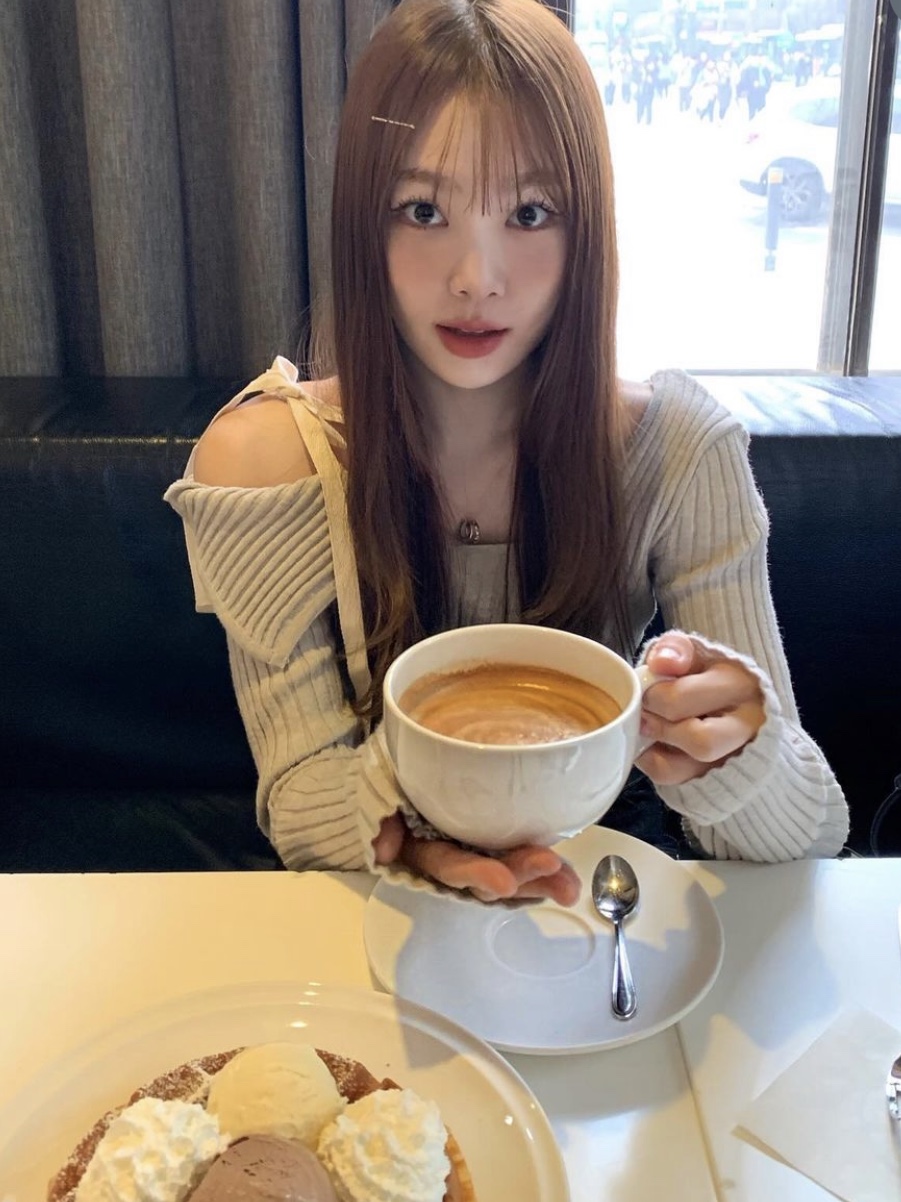 (W) Glowny Isa Asymmetrical Knit Top Oatmeal 착용 스타일