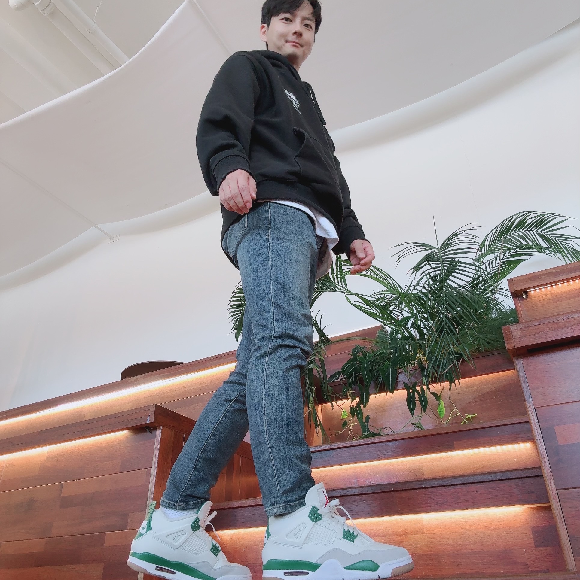 Jordan 4 x Nike SB Retro SP Pine Green, Stussy World Tour Hoodie Black 2023 착용 스타일 - 2