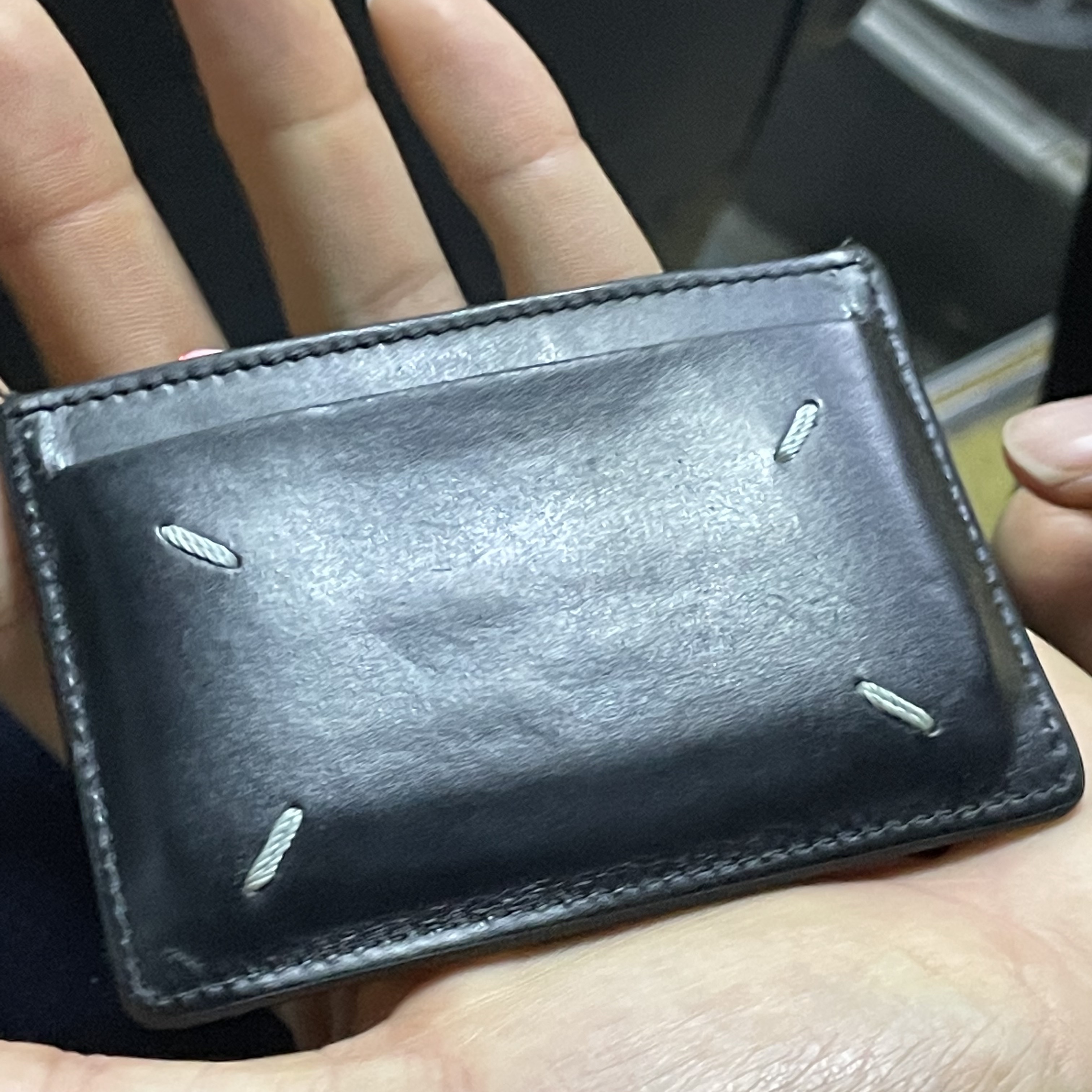 Maison Margiela Four Stitch Card Holder Black 착용 스타일