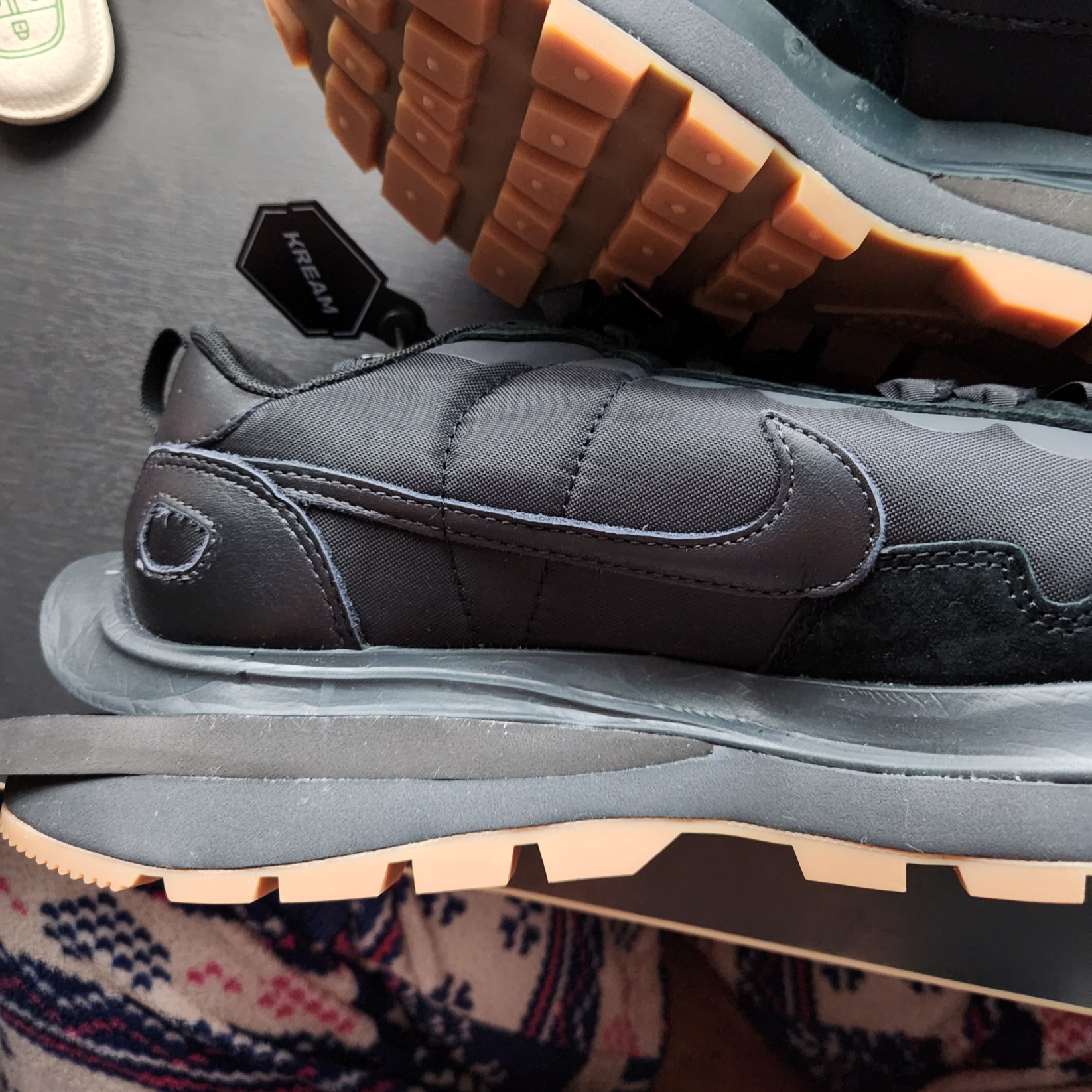 Nike x Sacai VaporWaffle Black and Gum 착용 스타일 - 4