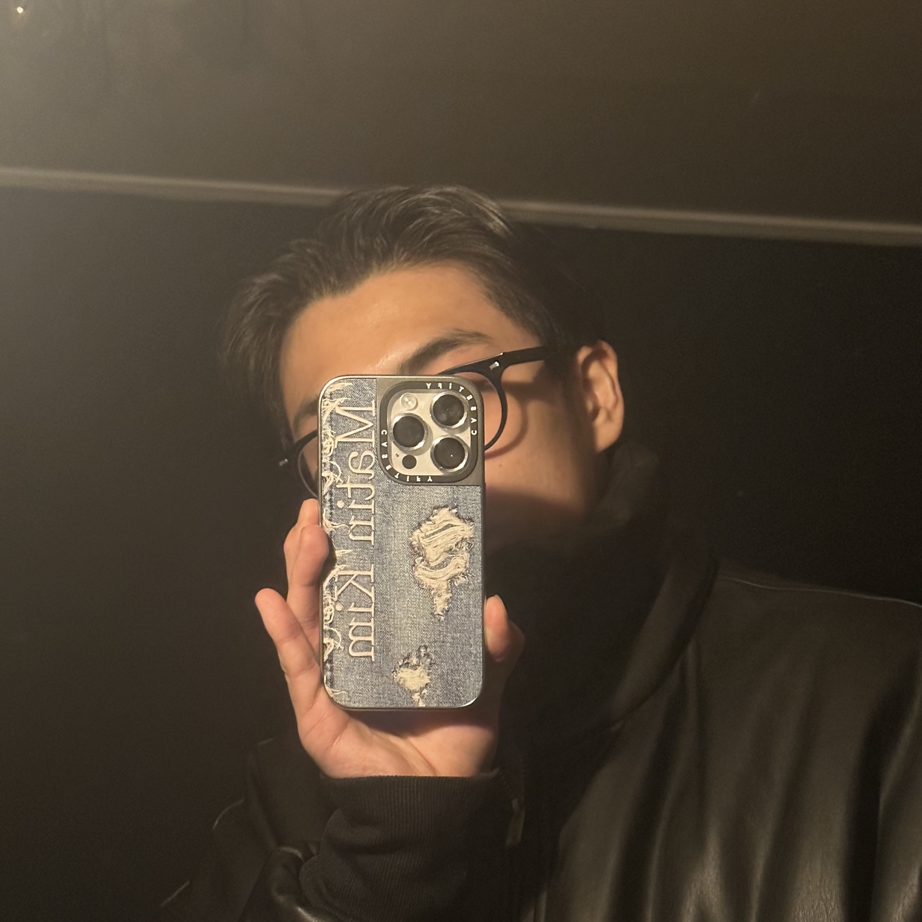 Casetify x Matin Kim iPhone Destroyed Denim Magsafe Mirror Case Silver, Apple iPhone 14 Pro 128GB Silver (Korean Ver.) 착용 스타일