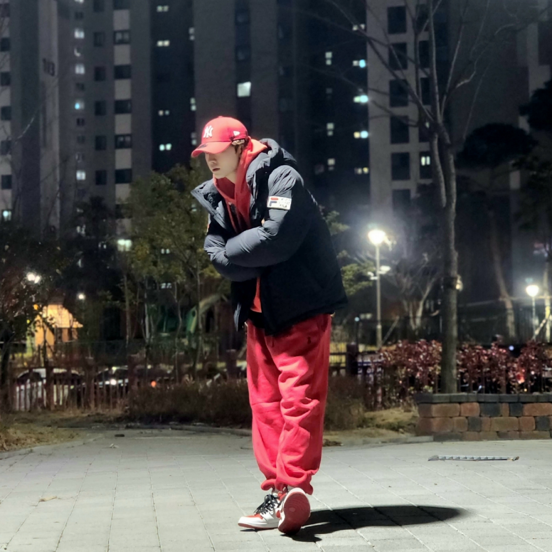 Stussy Beach Roots Hoodie Red, (GS) Jordan 1 Retro High OG Heritage 착용 스타일 - 2