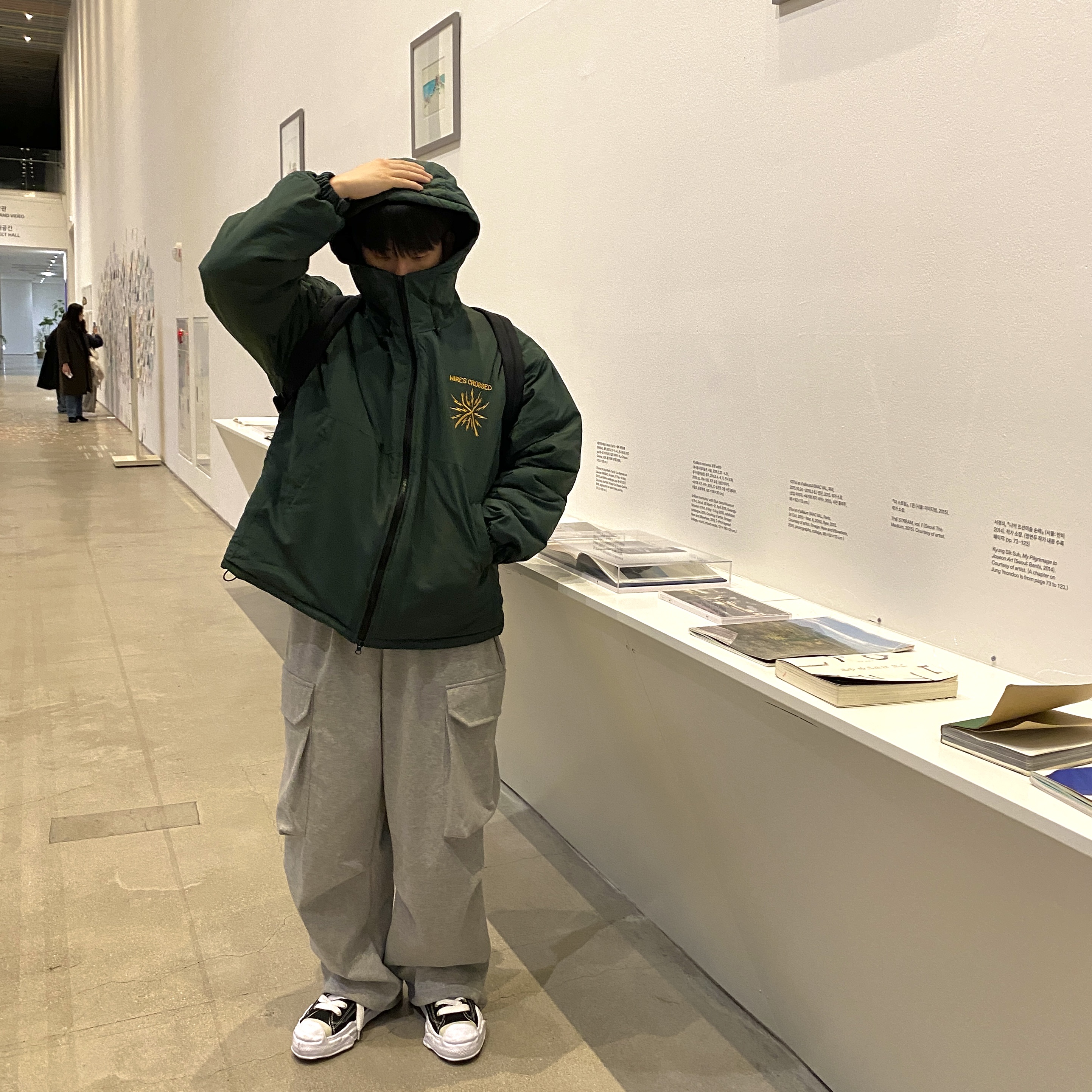 Maison Mihara Yasuhiro Peterson OG Sole Canvas Low Sneakers Black, Maison Mihara Yasuhiro Blakey OG Sole Canvas Low-top Sneakers Black White 착용 스타일 - 1