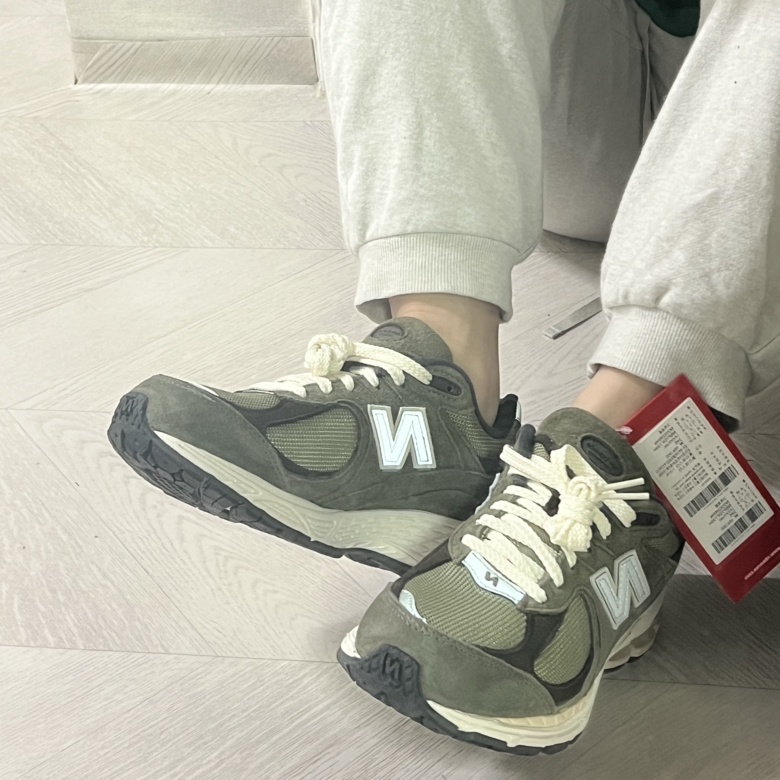New Balance 2002R Special Vintage Khaki 착용 스타일 - 3