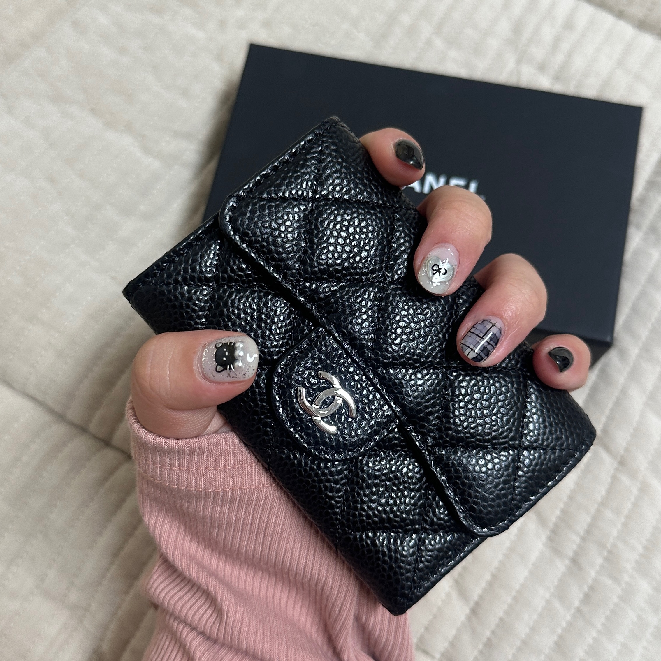 Chanel Classic Card Holder Grained Calfskin & Silver Black 착용 스타일 - 1