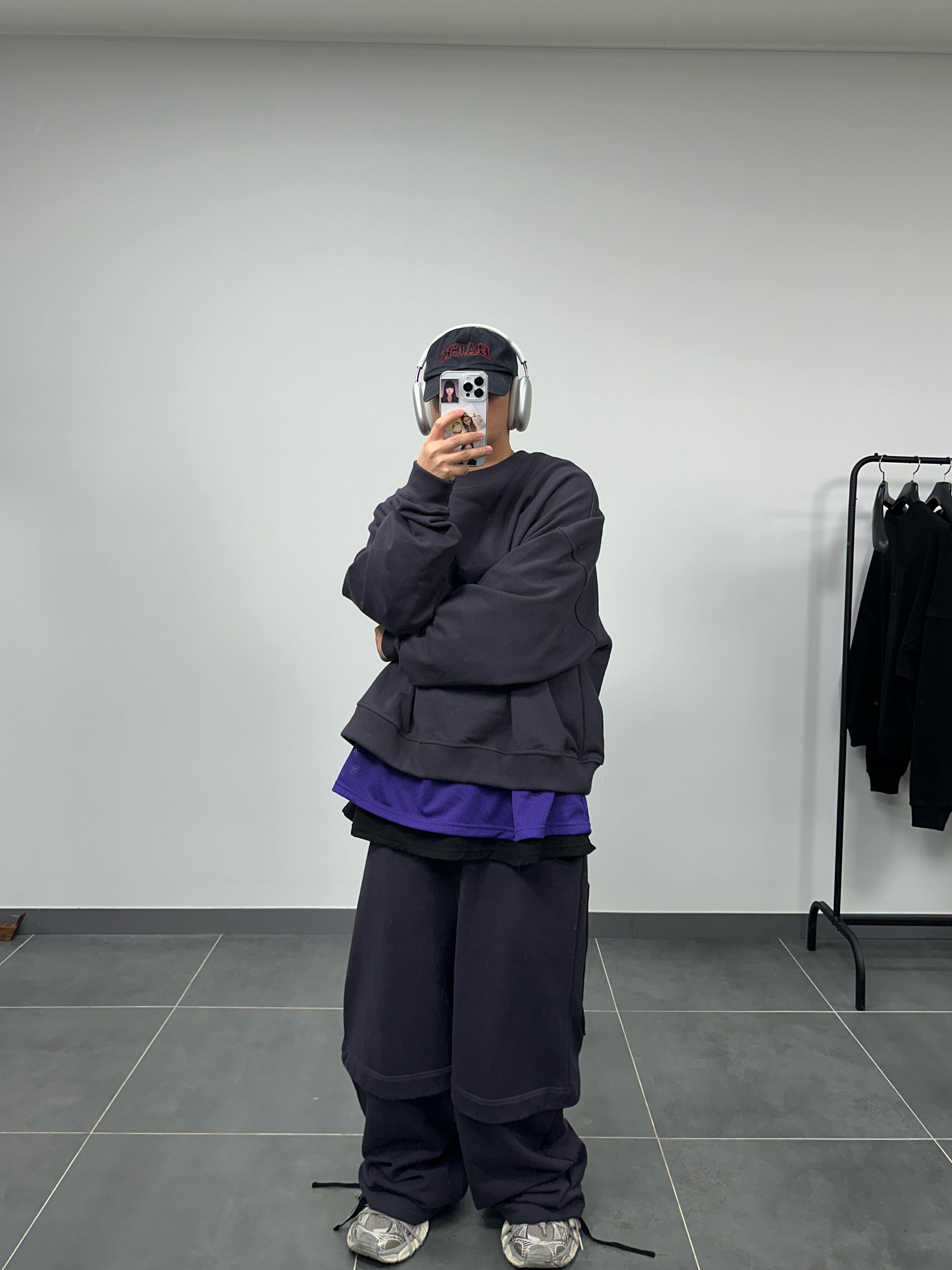 Balenciaga 3XL Sneakers Light Beige, Apple AirPods Max Lightning Silver (Korean Ver.) 착용 스타일 - 1