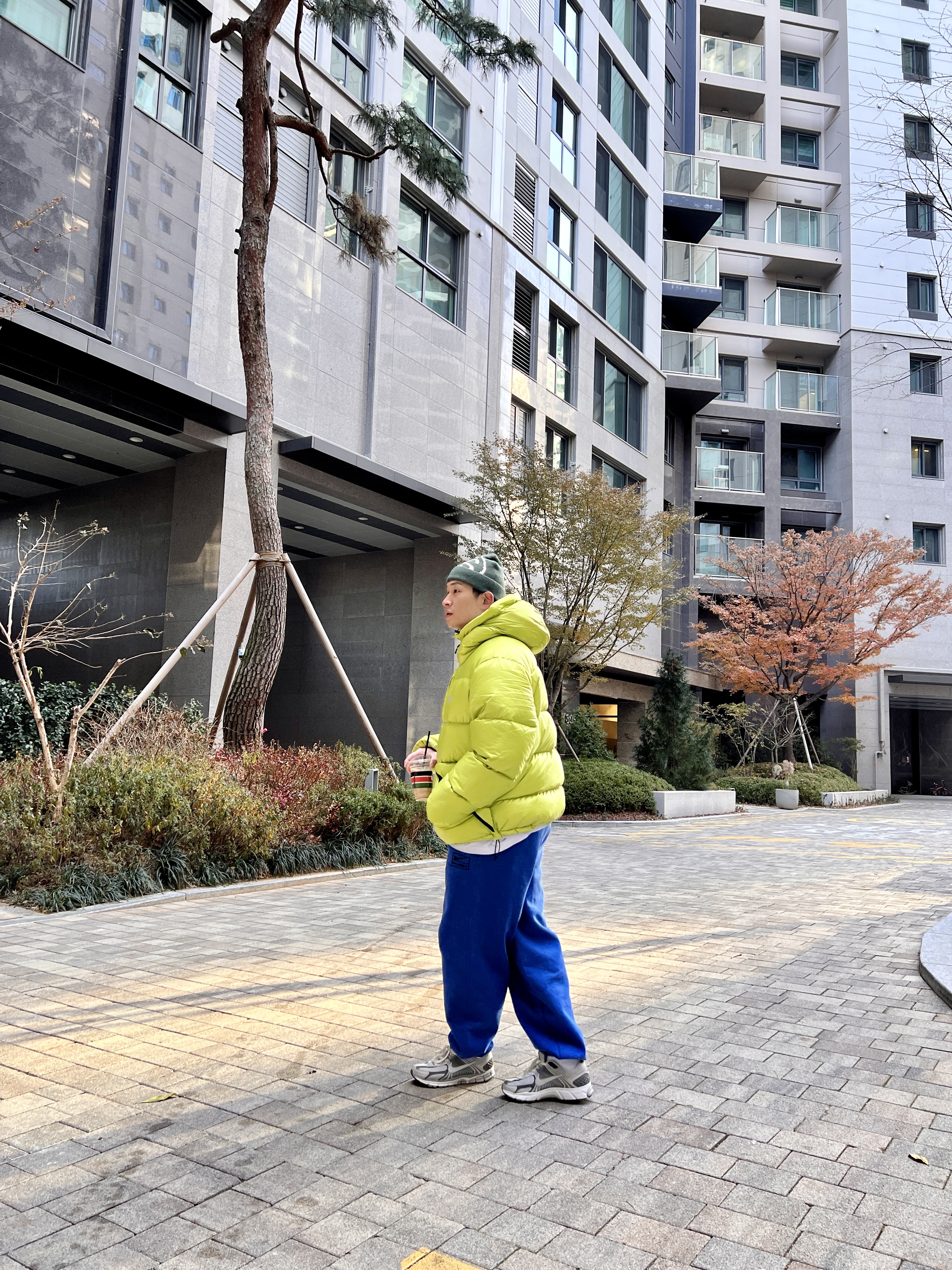 Stussy Down Parka Micro Ripstop Lime, Nike x Stussy NRG Acid Washed Fleece Pants Game Royal (DR4025-480) 착용 스타일 - 2