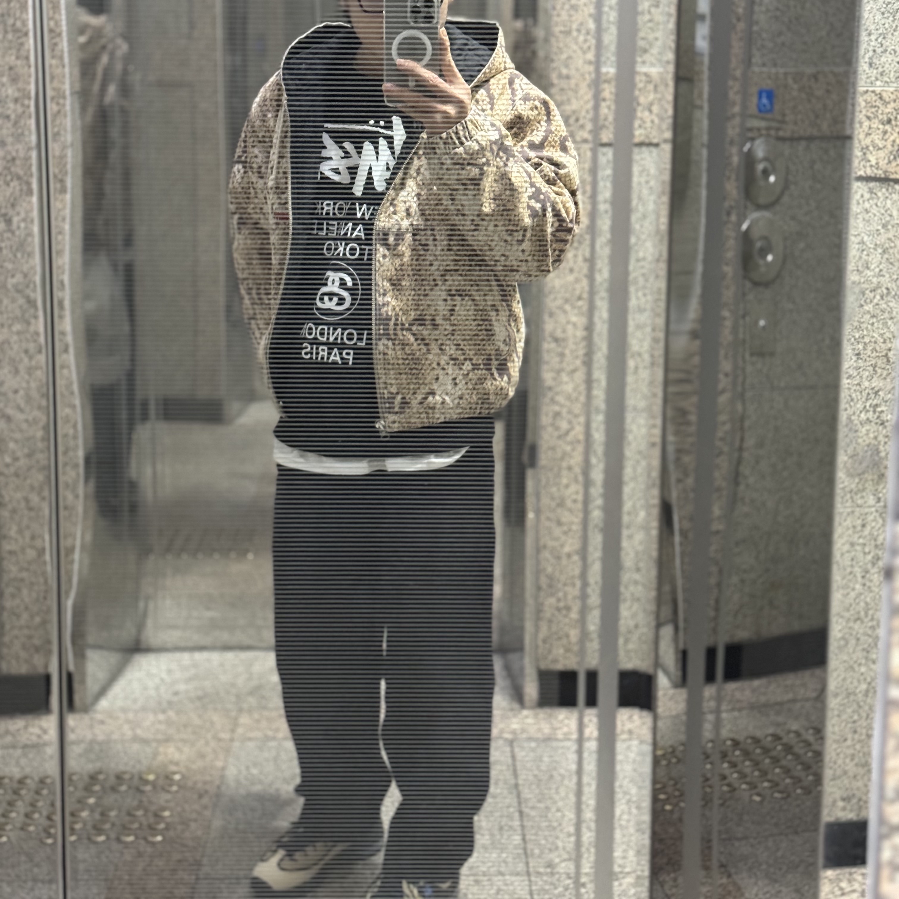 Stussy World Tour Crew Black 2022, Stussy Insulated Canvas Work Jacket Python 착용 스타일