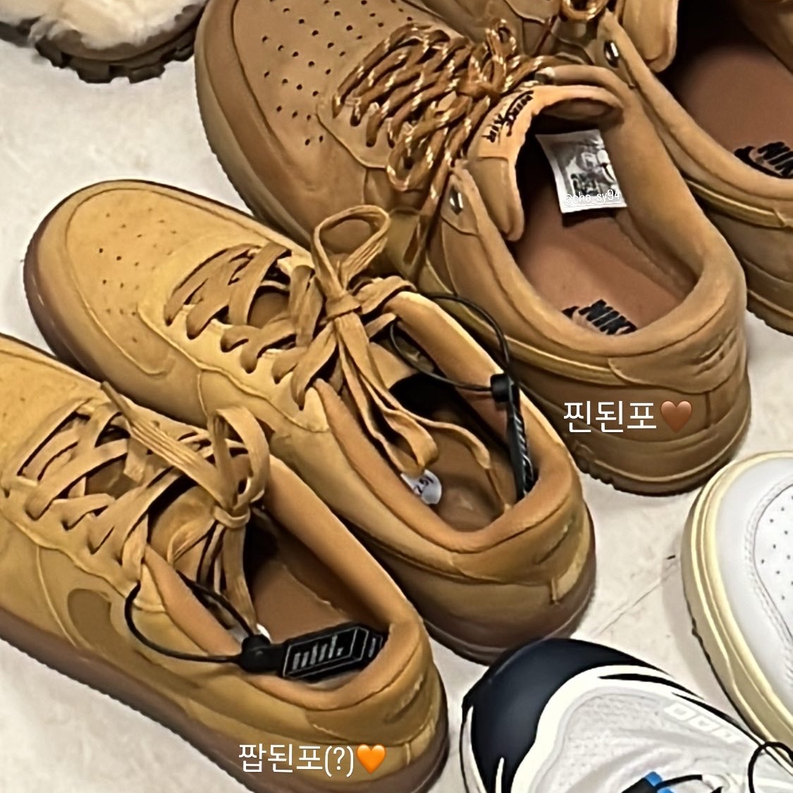 (GS) Nike Air Force 1 LV8 3 Wheat, Nike Air Force 1 '07 WB Flax 착용 스타일 - 1