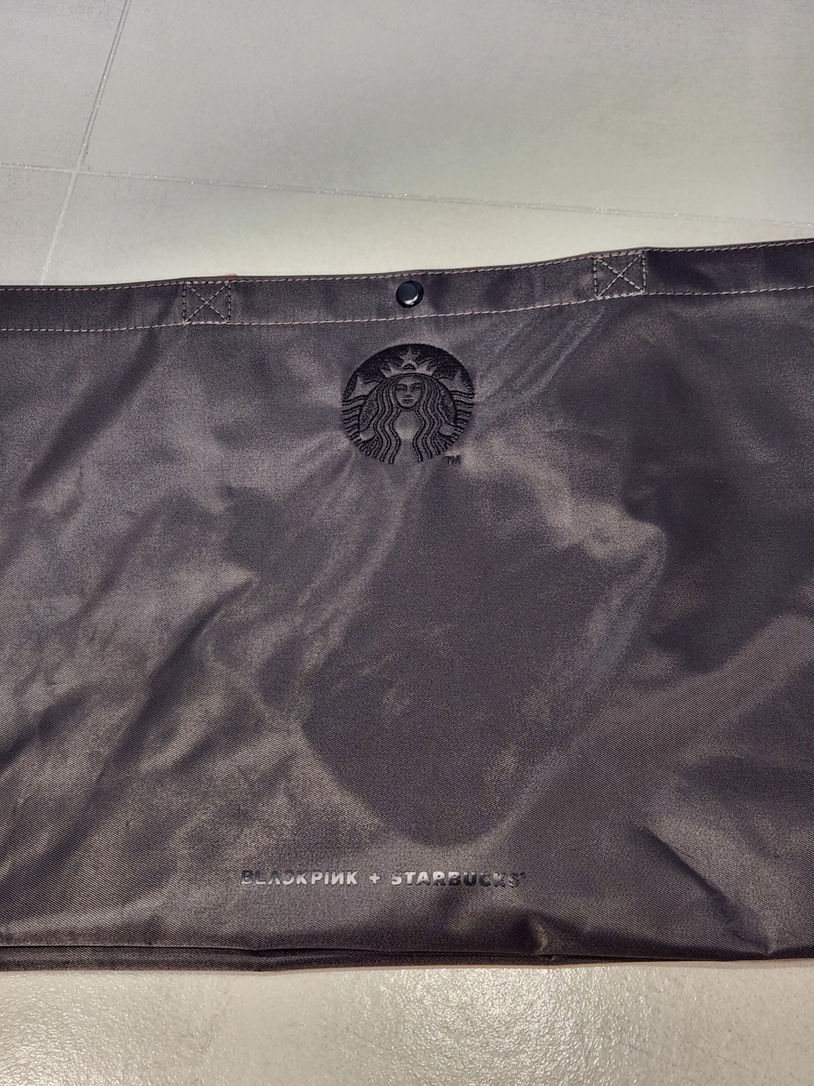 Starbucks x Blackpink Tote Bag 착용 스타일