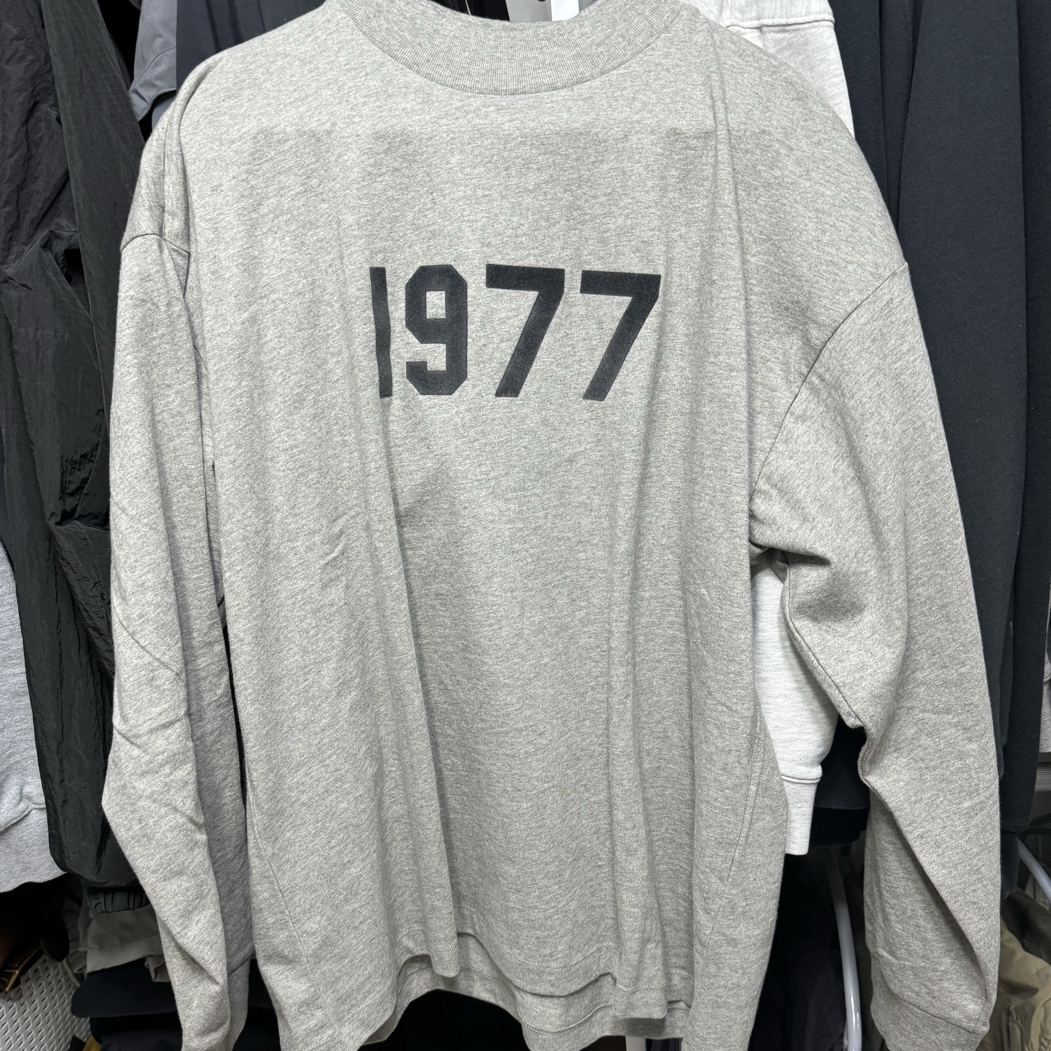 Essentials 1977 Long Sleeve T-Shirt Dark Oatmeal - 22SS 착용 스타일