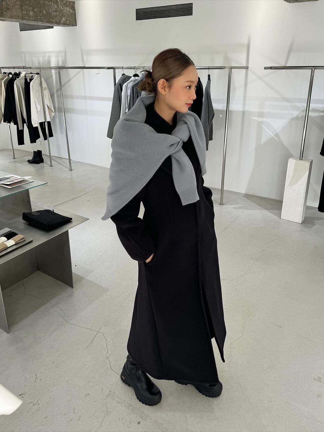 (W) Zara x Studio Nicholson Oversize Trench Coat Brown Blue, (W) Zara x Studio Nicholson Boxy Fit Top Grey 착용 스타일 - 3