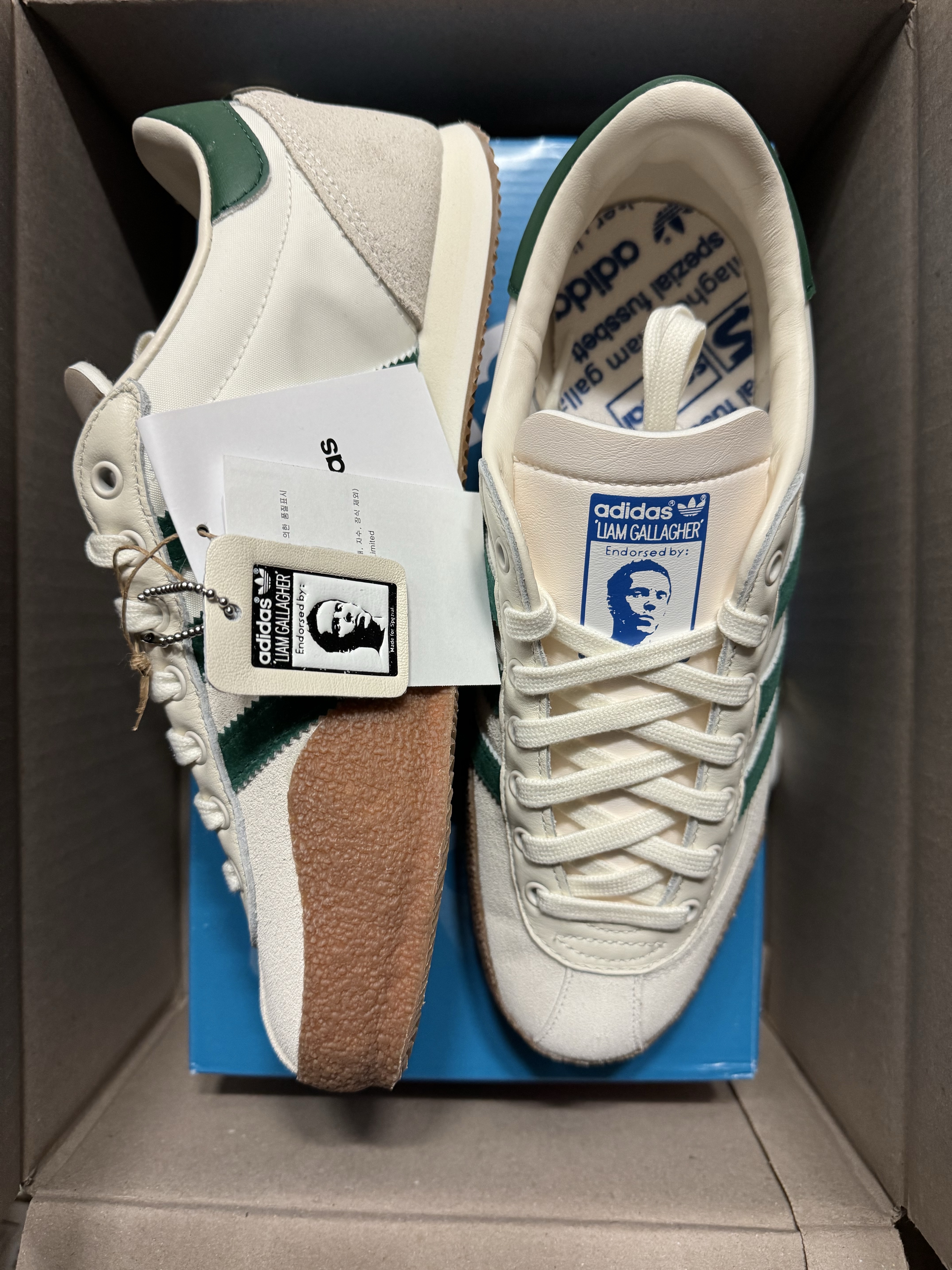 Adidas x Liam Gallagher Spezial LG II Cream White Collegiate Green, Adidas x The Grinch Forum Low Cream White Collegiate Red 착용 스타일 - 1