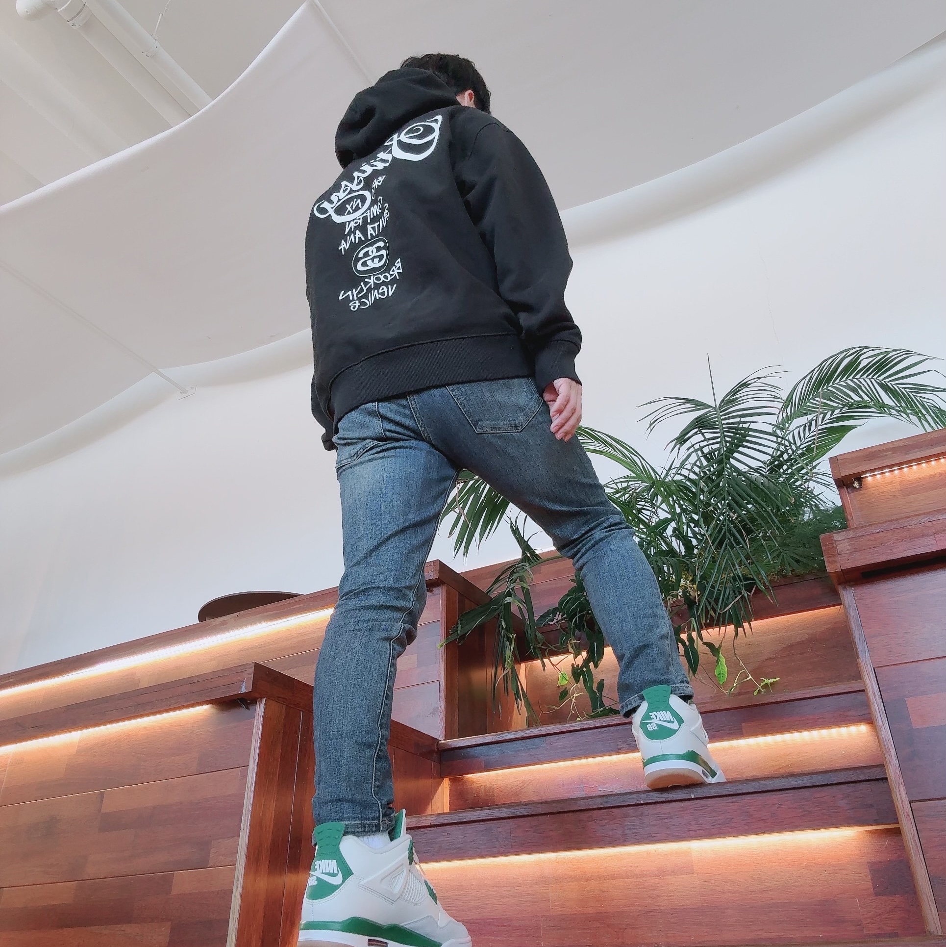 Jordan 4 x Nike SB Retro SP Pine Green, Stussy World Tour Hoodie Black 2023 착용 스타일 - 3