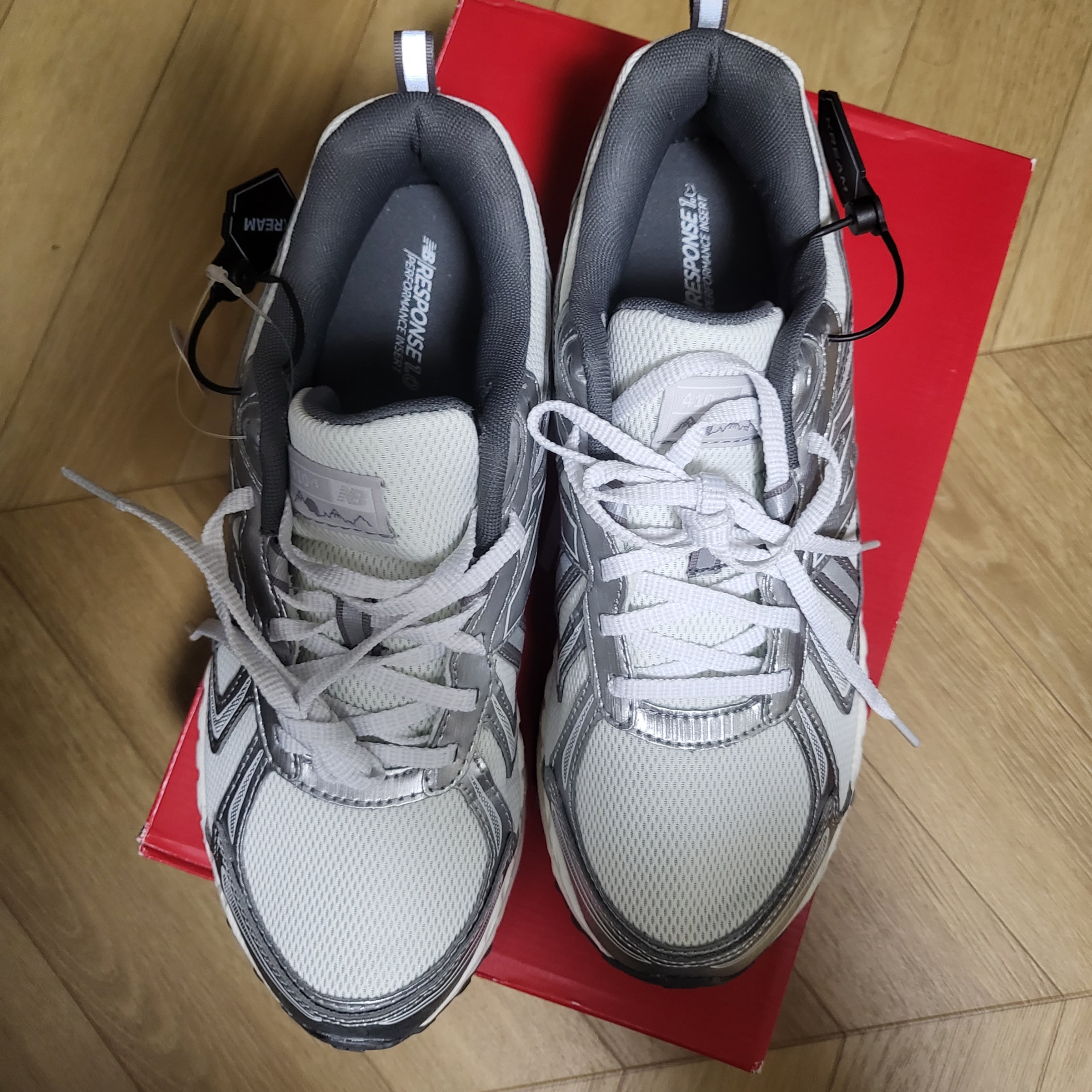 New Balance 410v5 White - 2E Wide 착용 스타일 - 2