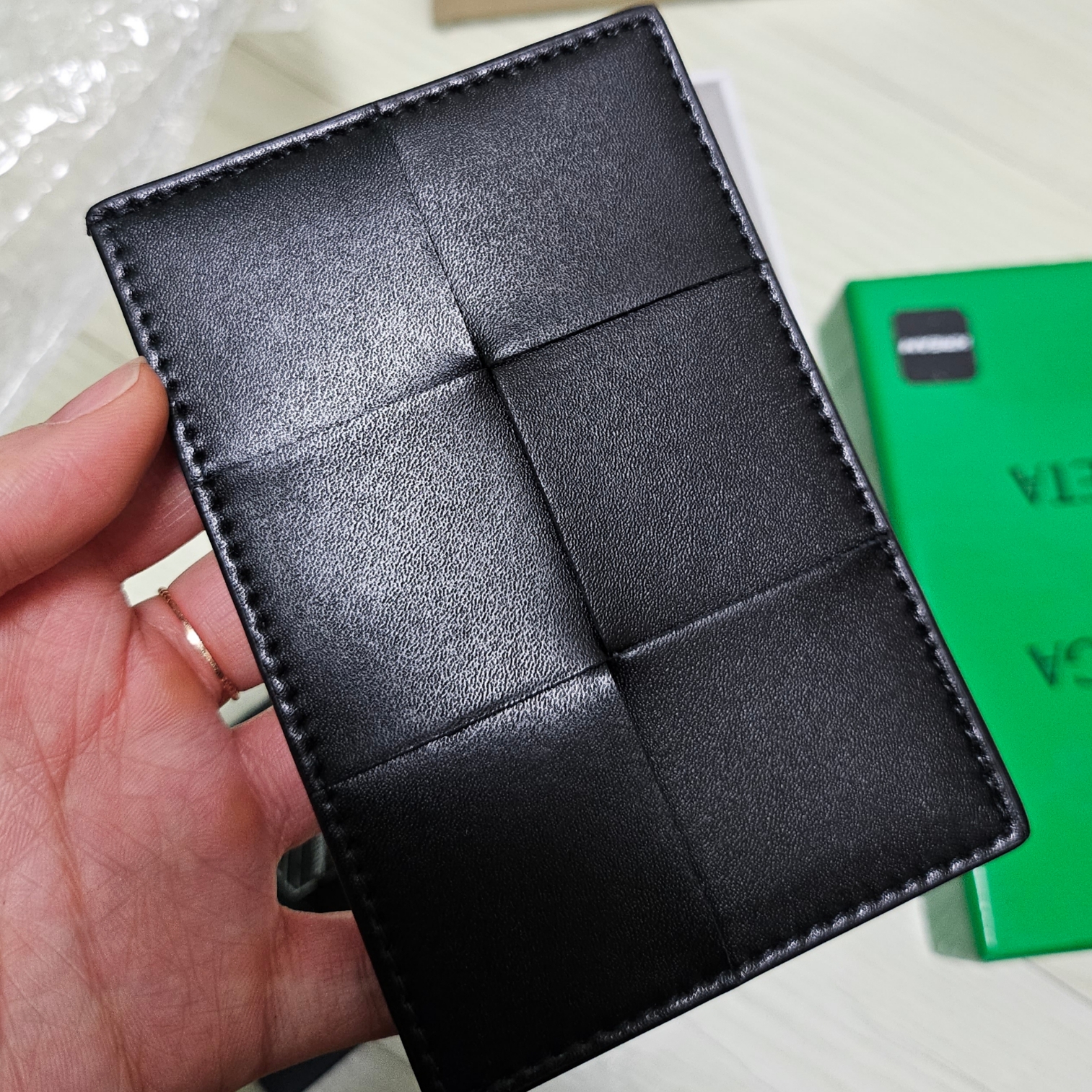 Bottega Veneta Credit Card Case Calfskin Black 착용 스타일