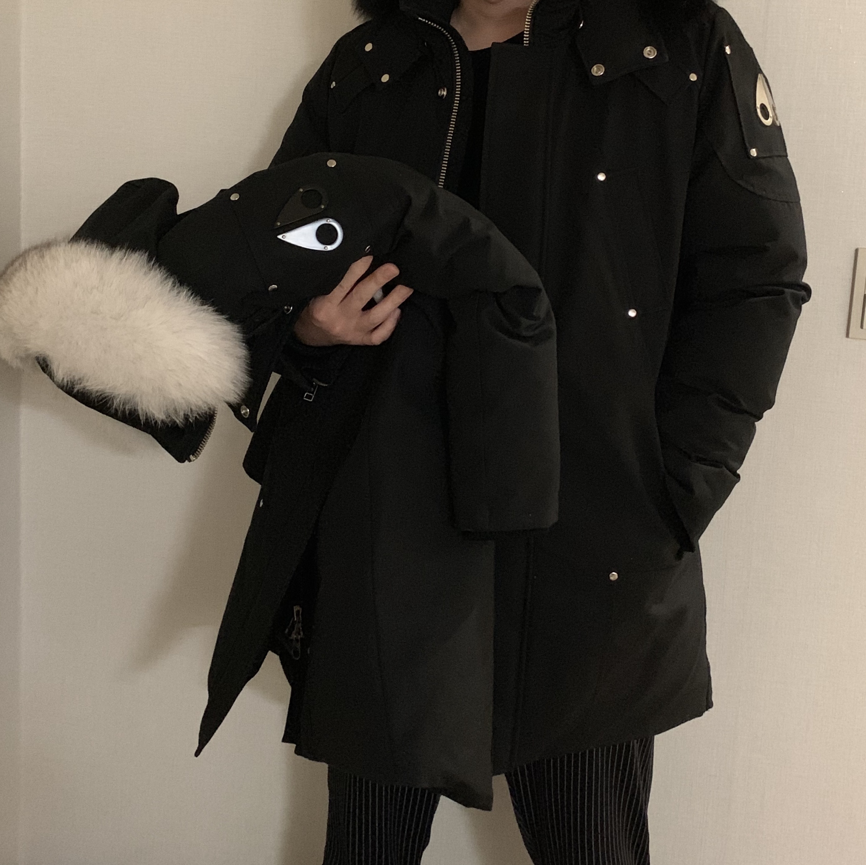 Moose Knuckles Original Stirling Parka Black Fox Fur Black 착용 스타일
