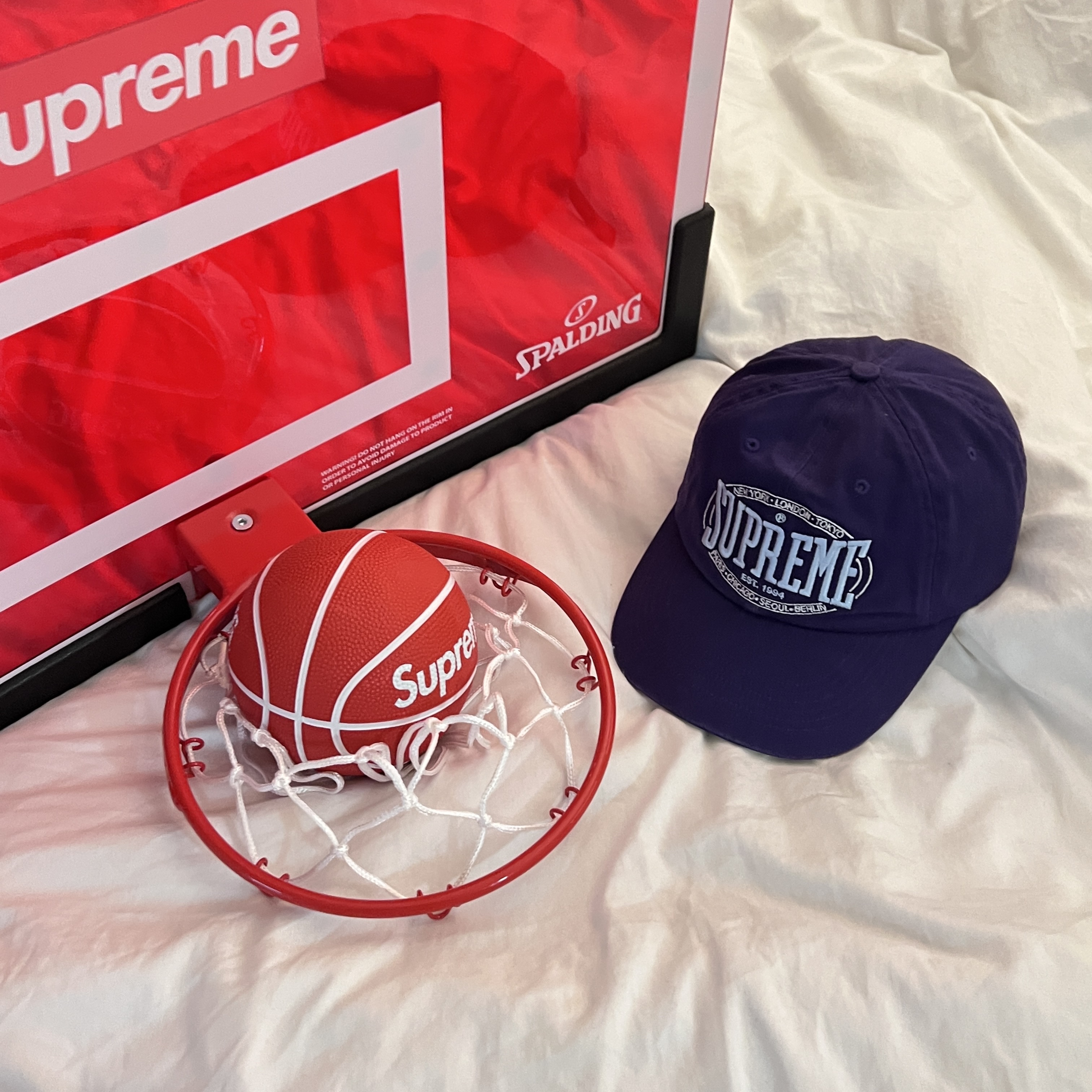 Supreme x Spalding Mini Basketball Hoop Red  - 23FW, Supreme Warm Up 6-Panel Purple - 23FW 착용 스타일 - 3