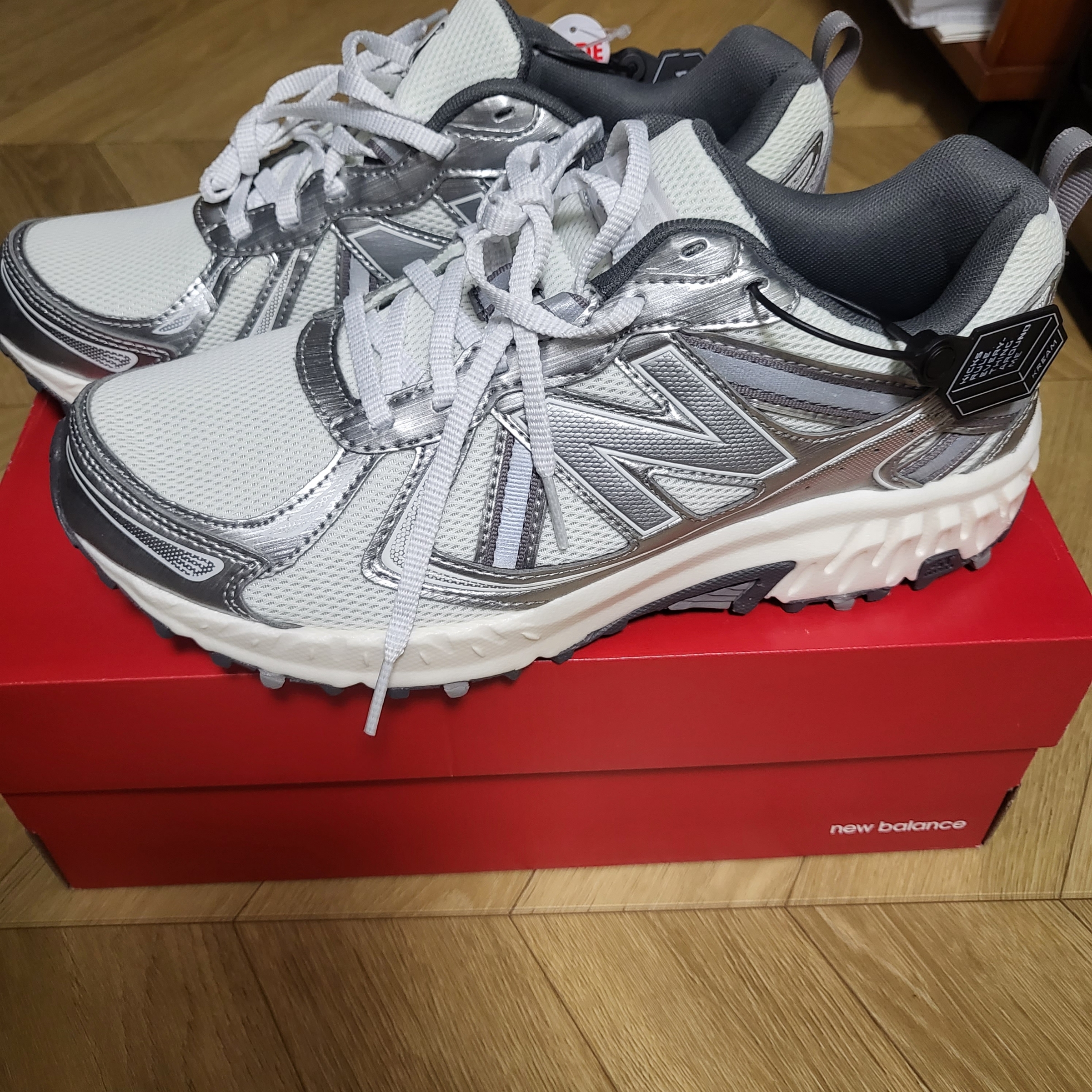 New Balance 410v5 White - 2E Wide 착용 스타일 - 1