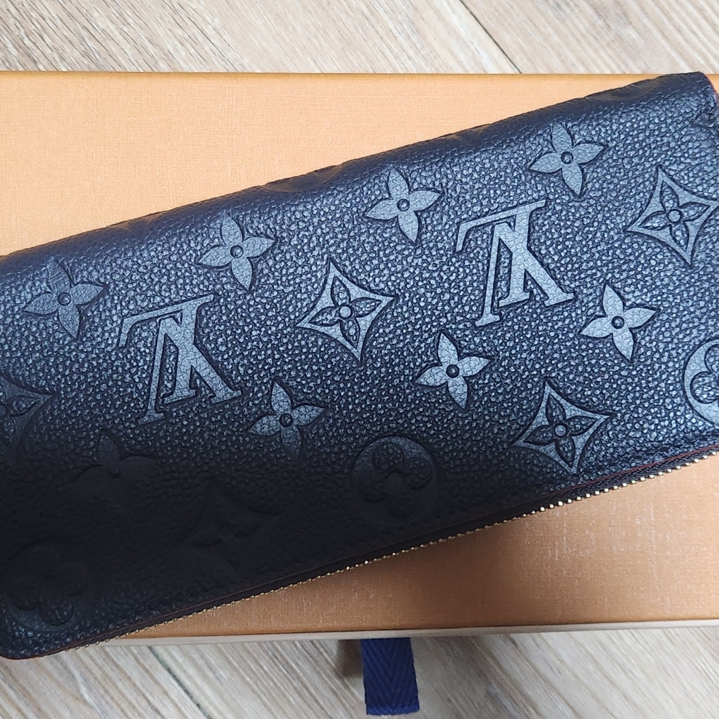 Louis Vuitton Clemence Wallet Monogram Empreinte Navy Blue Red 착용 스타일