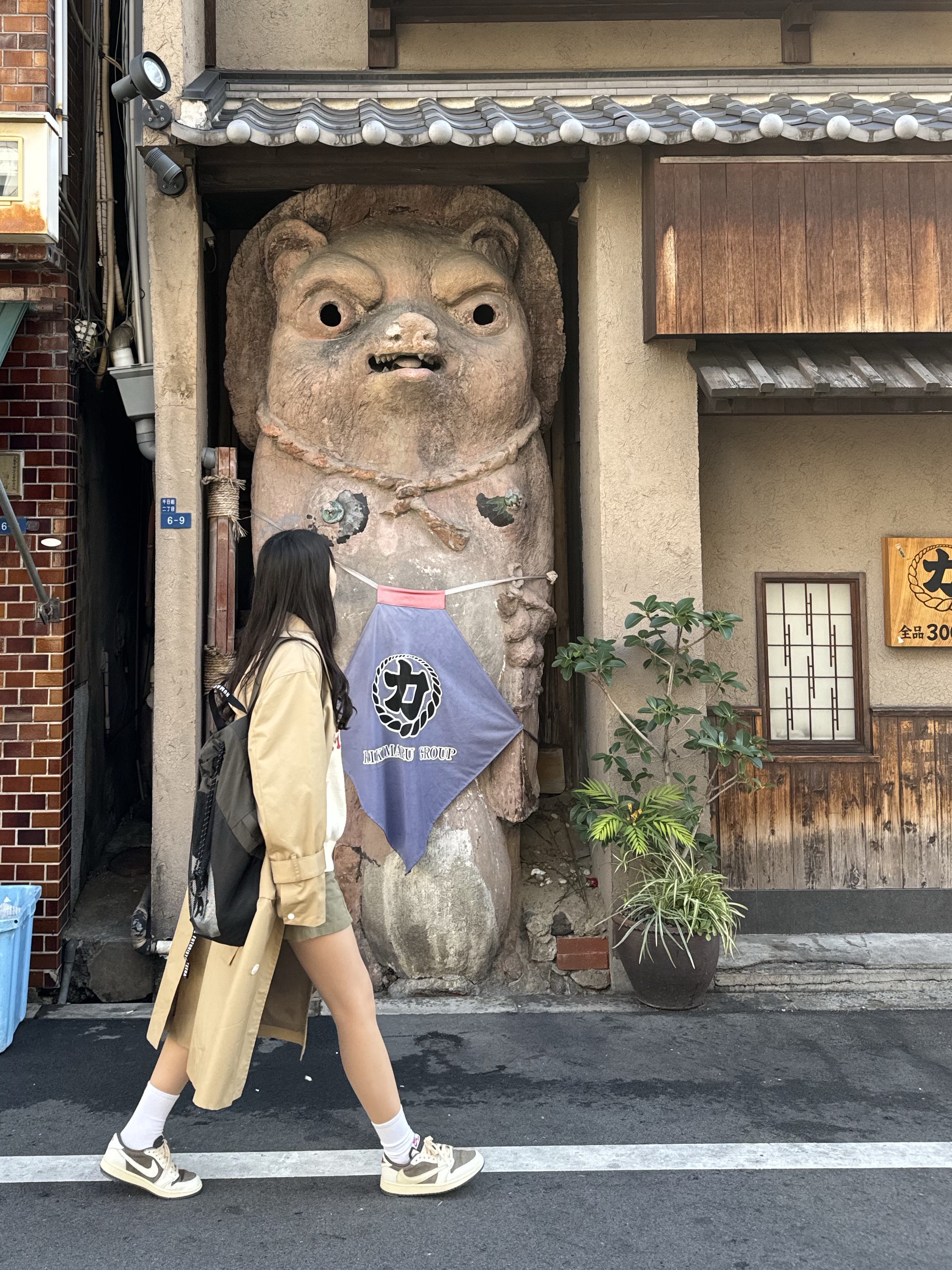 Jordan 1 x Travis Scott Retro Low OG SP Sail and Ridgerock, Human Made Drawstring Backpack Olive Drab 착용 스타일