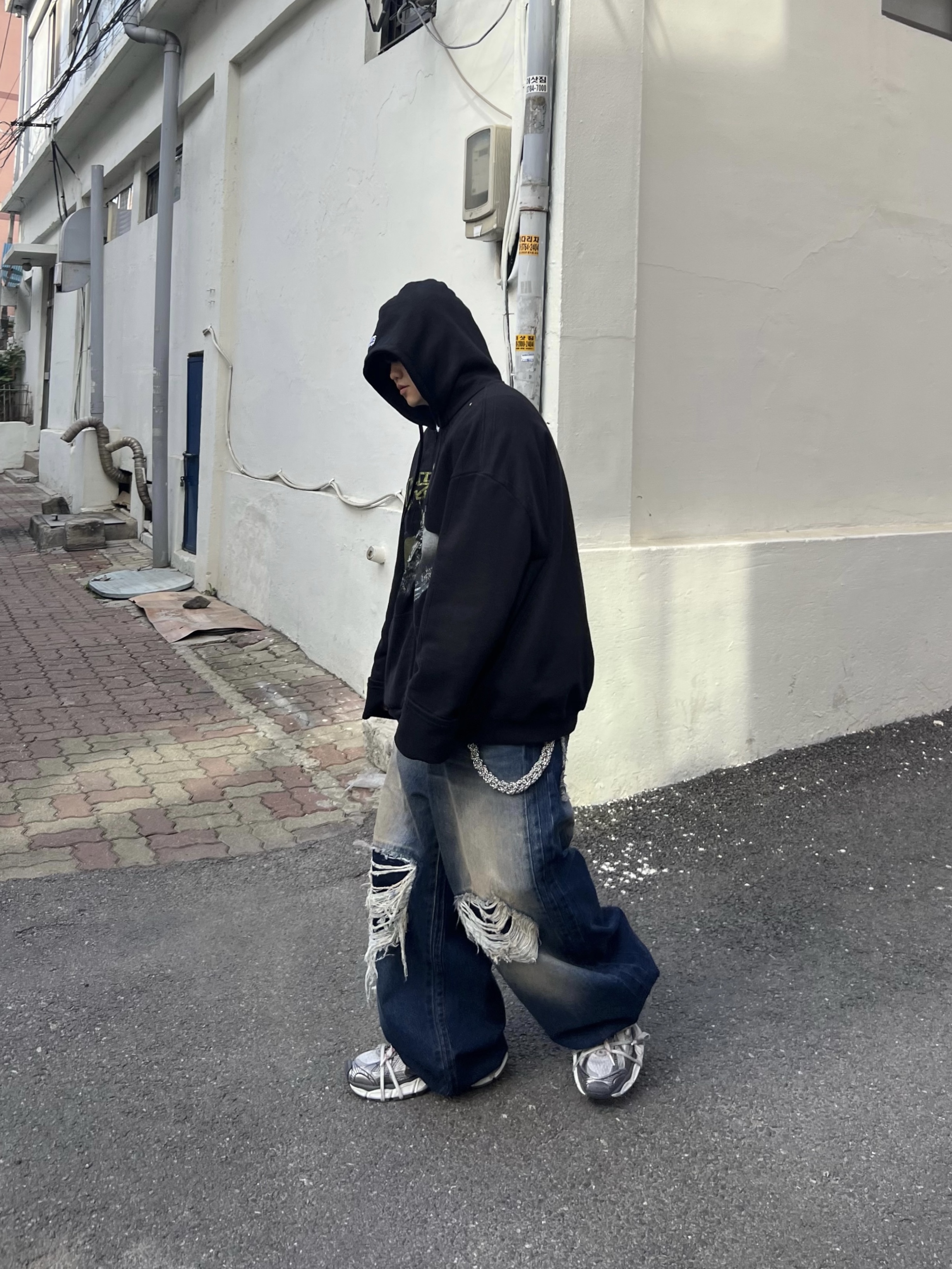 Balenciaga 3XL Sneakers Grey White Red 착용 스타일