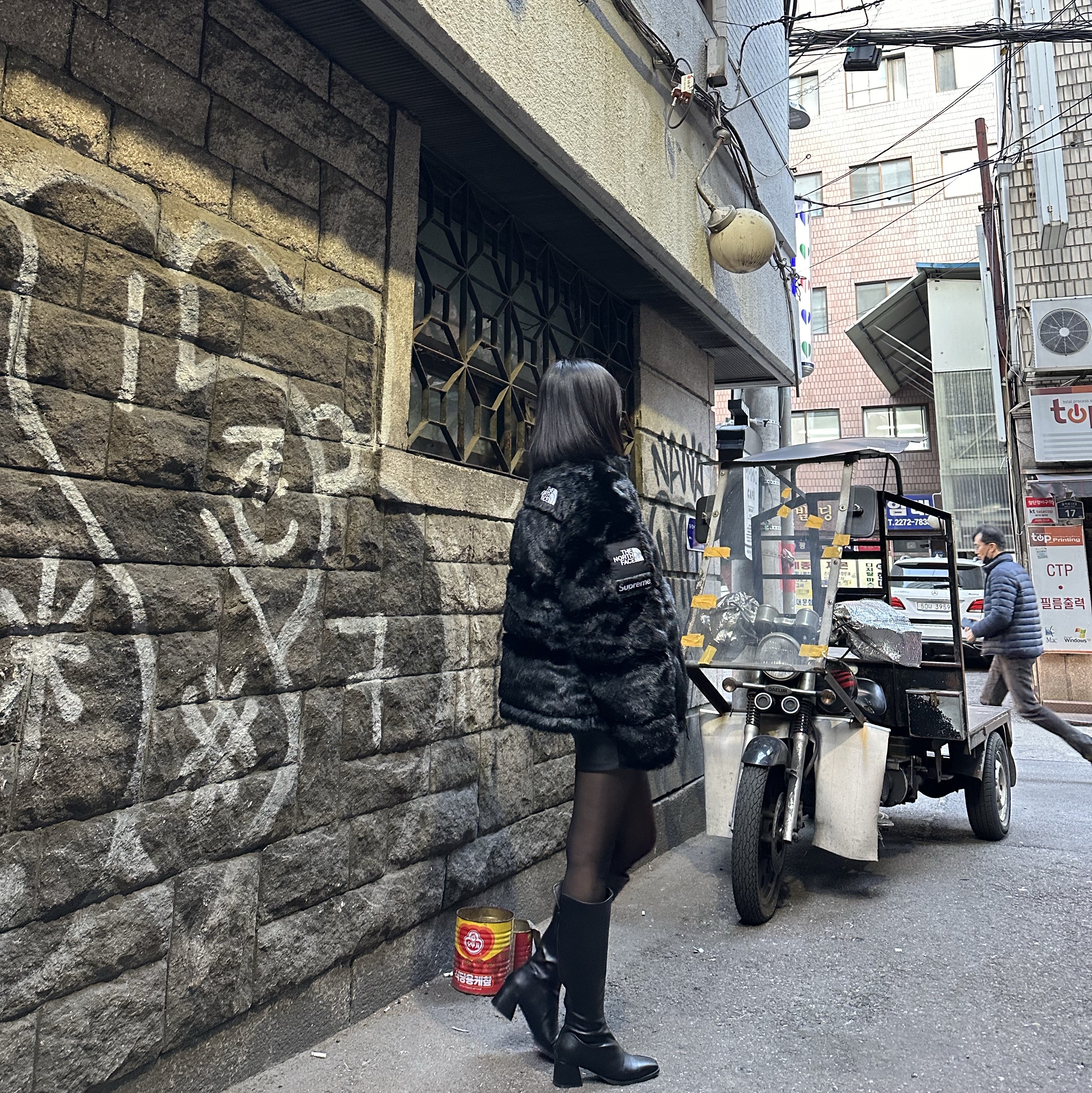 Supreme x The North Face Faux Fur Nuptse Jacket Black - 20FW 착용 스타일 - 3