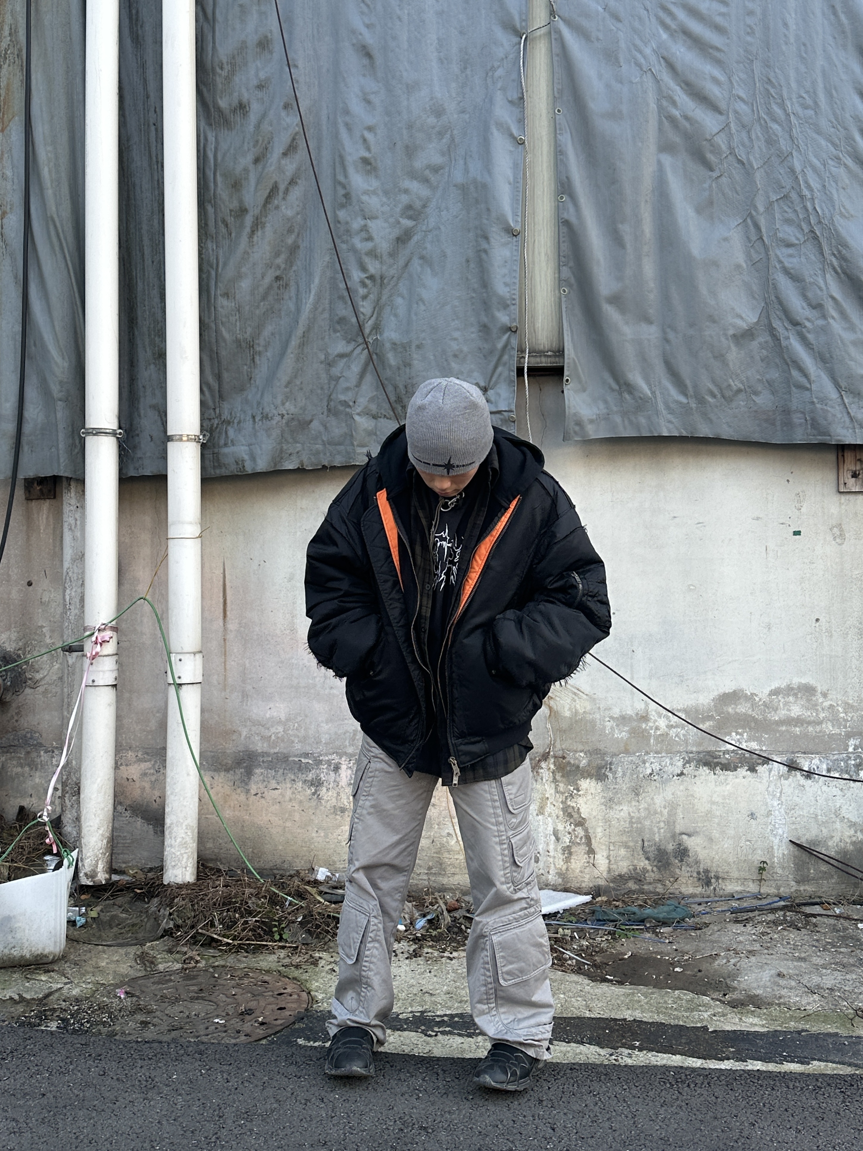 Project G/R Reworked Hooded Bomber Jacket Black, Farfromwhat Far Washed Cargo Pants Gray 착용 스타일 - 1