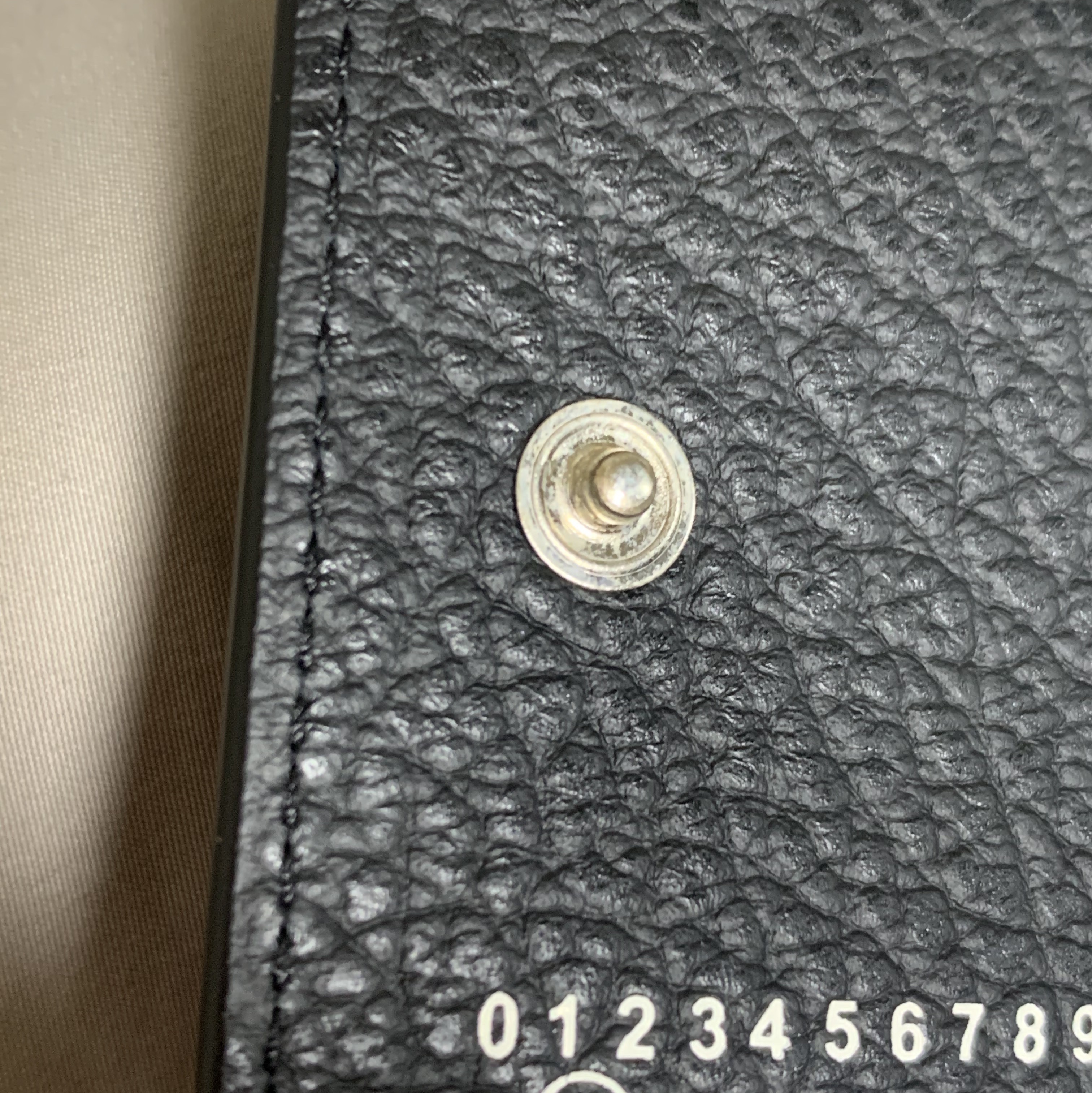 Maison Margiela Keyring Wallet Black 착용 스타일 - 2