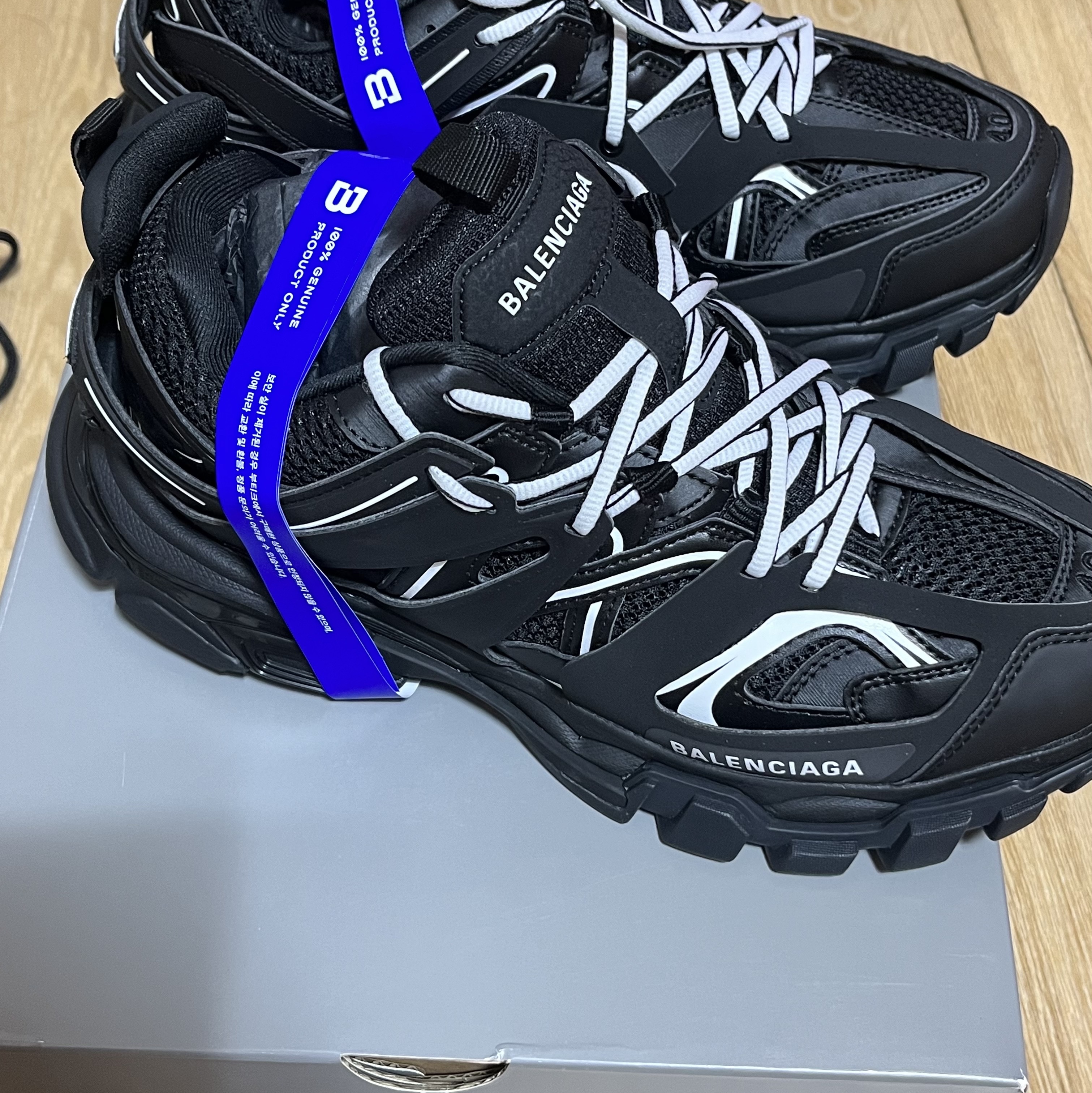 Balenciaga Track Sneakers Black White 착용 스타일 - 2