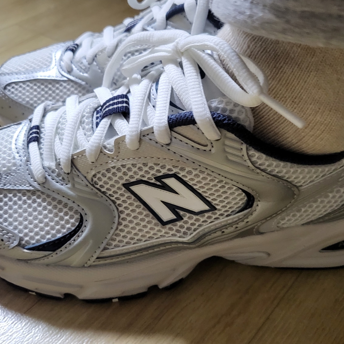 New Balance 530 Steel Grey 착용 스타일 - 2